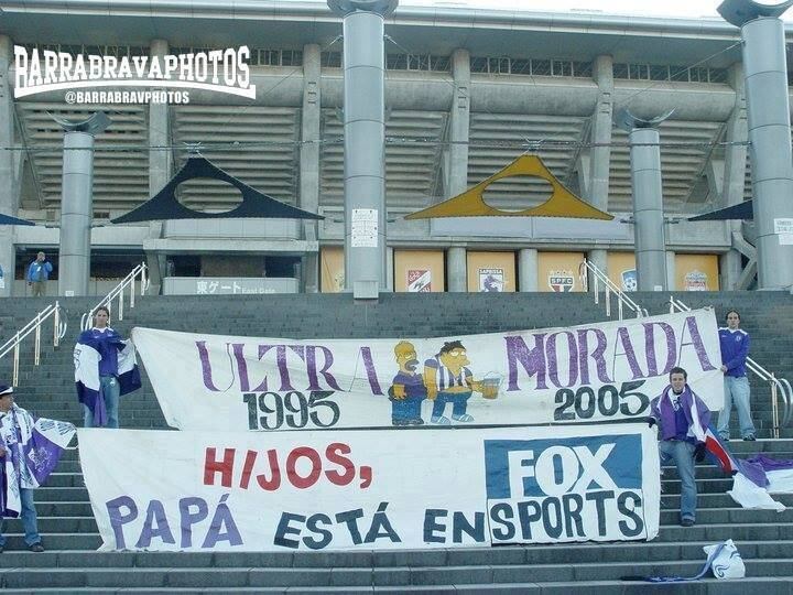 Aficionados de la Ultra Morada en 2005, cuando acompañaron a su equipo al Mundial de Clubes de Japón, en el que alcanzaron la medalla de bronce.