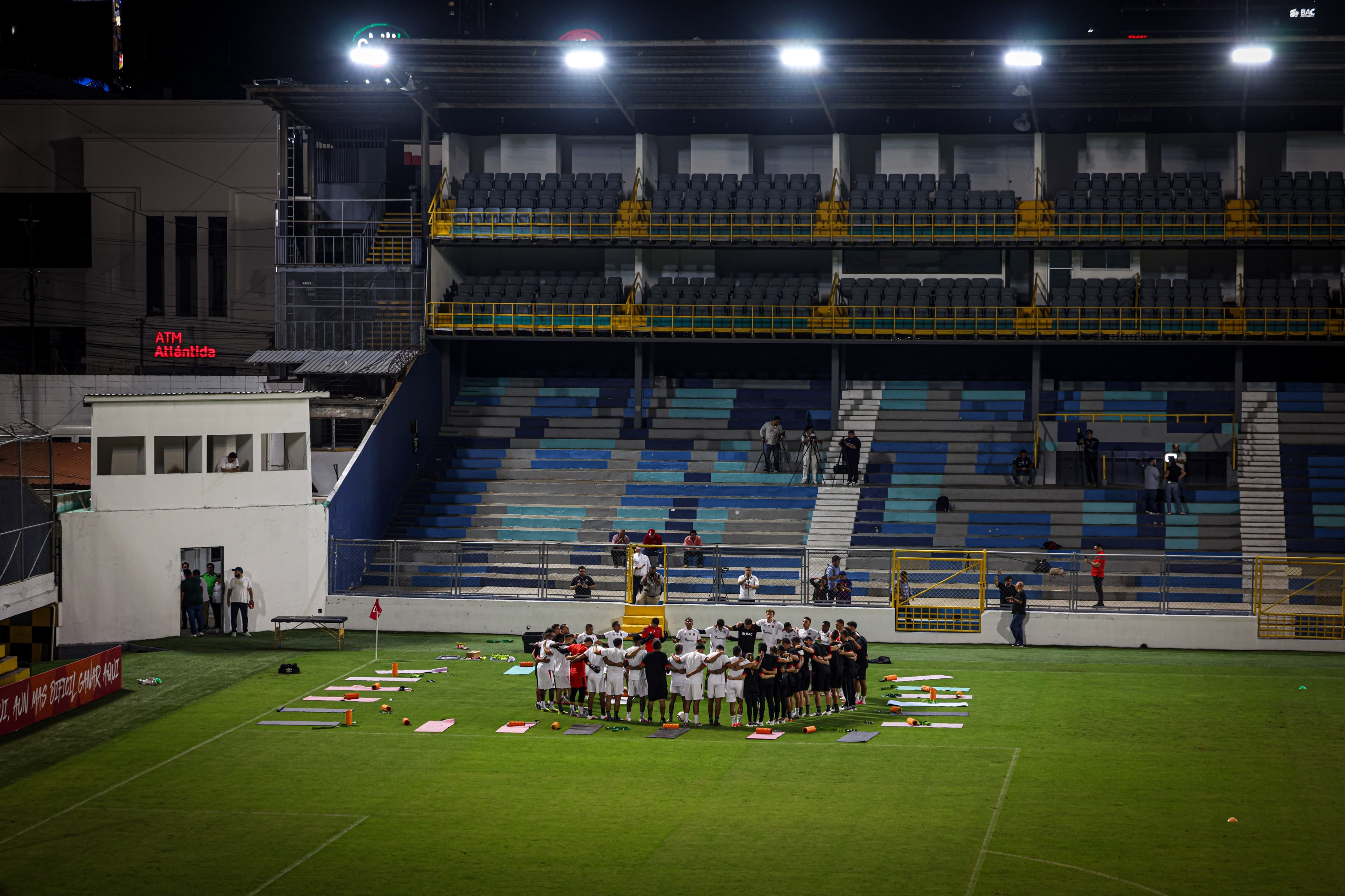 Liga Deportiva Alajuelense reconoció la gramilla del Estadio Francisco Morazán, en San Pedro Sula, donde jugará contra Marathón, en los cuartos de final de la Copa Centroamericana.