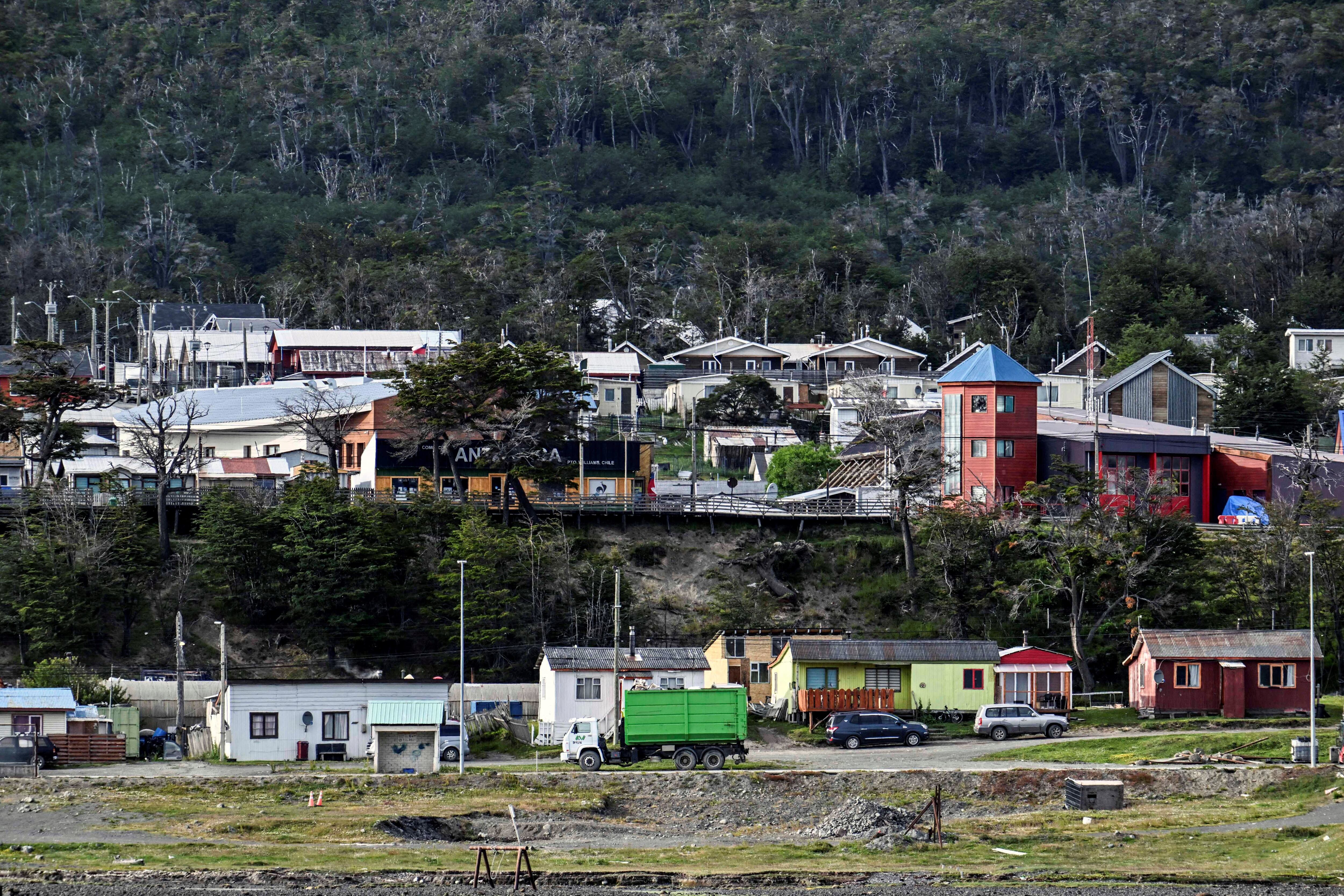 (ARCHIVO) Vista de Puerto Williams, Chile, el 9 de enero de 2024. Las autoridades chilenas emitieron una alerta de tsunami para la región más austral del país la mañana del 2 de mayo de 2025, tras un fuerte terremoto de magnitud 7,5 en el Pasaje de Drake, el cuerpo de agua que separa Sudamérica de la Antártida. El Servicio Geológico de Estados Unidos (USGS) indicó que el sismo se produjo a una profundidad superficial de 10 kilómetros, a 219 kilómetros de la ciudad argentina de Ushuaia, en la provincia de Tierra del Fuego, y a una distancia similar del pueblo chileno de Puerto Williams.
(Foto de Juan BARRETO / AFP)
