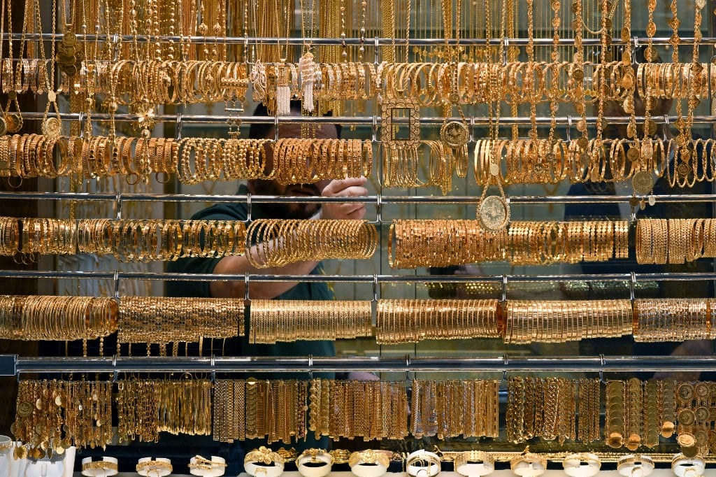 Un joyero kuwaití organiza artículos de oro en su tienda de la ciudad de Kuwait.