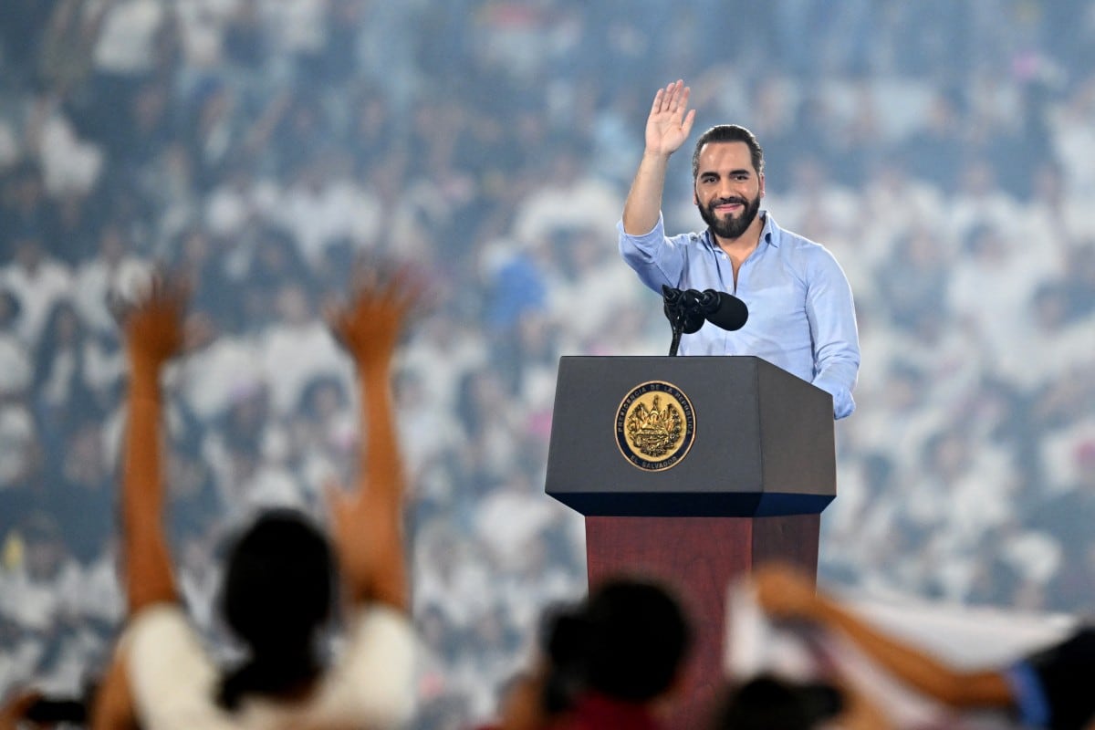 El presidente de El Salvador, Nayib Bukele, saluda durante un encuentro con más de 30.000 estudiantes en el estadio Jorge “El Mágico” González, en San Salvador, el 23 de agosto de 2026.
