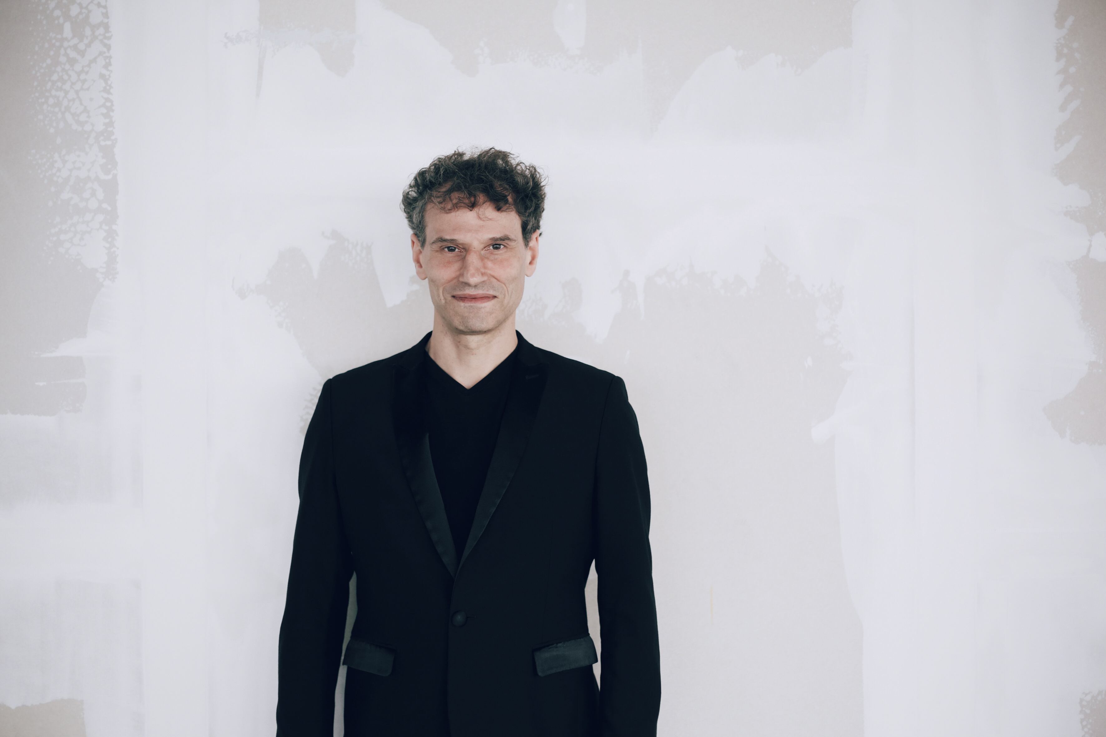 David Greilsammer se presentará en el Teatro Nacional con homenajes a diversos artistas.
