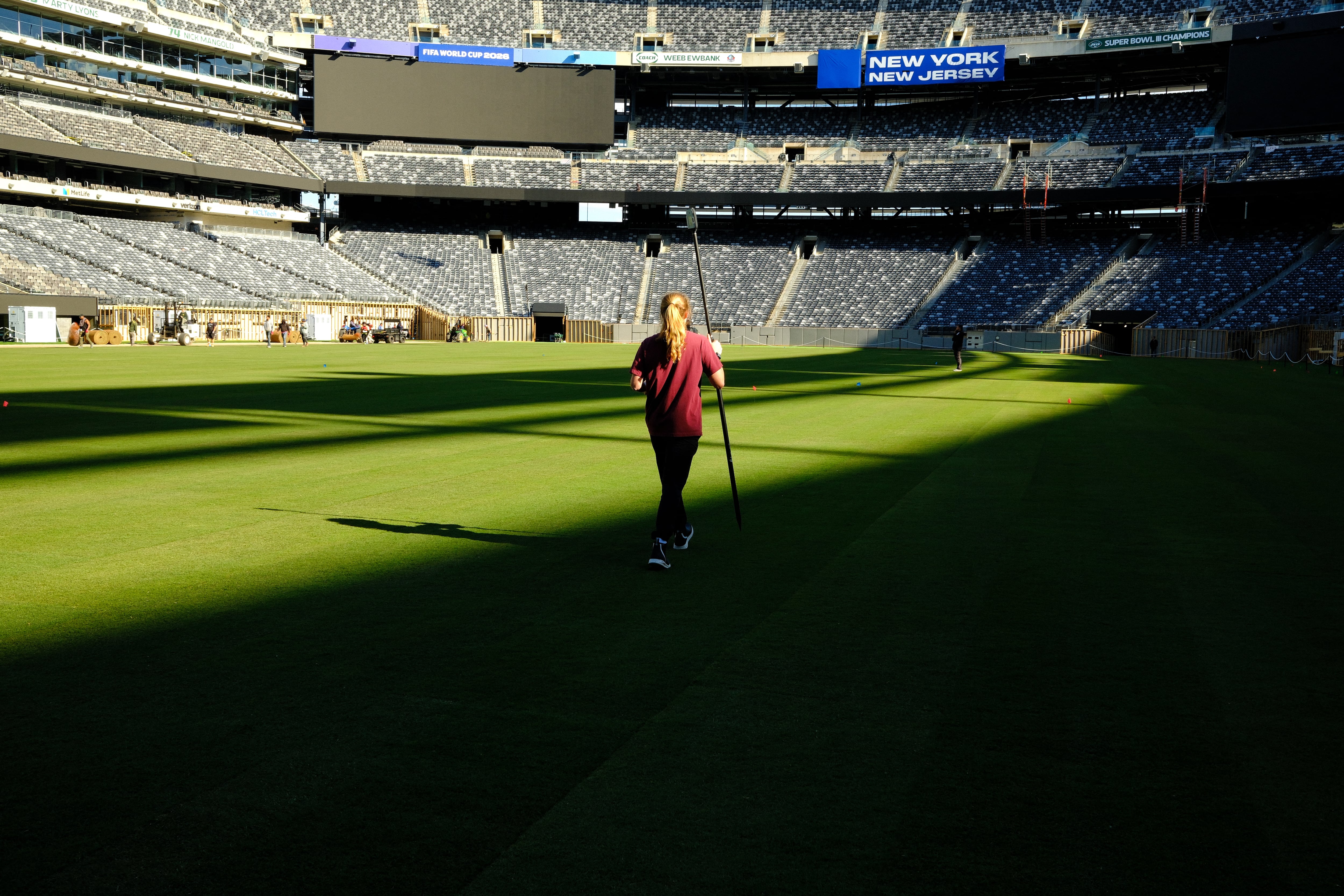 Trabajadores instalan el césped en el estadio de Nueva York/Nueva Jersey, donde se disputará la final del Mundial 2026 el 19 de julio.