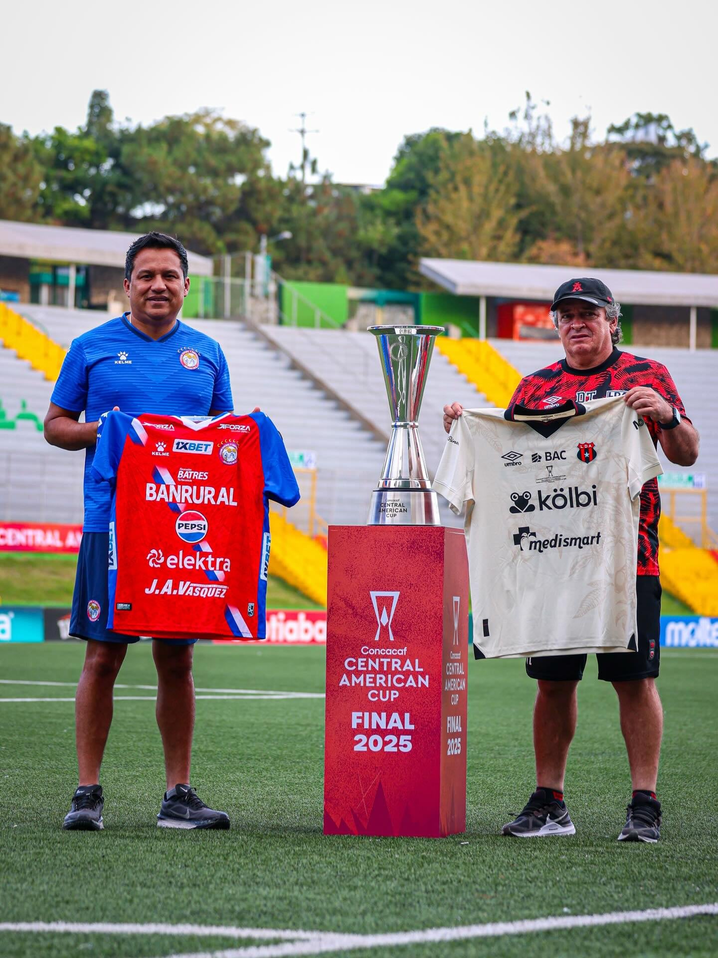 Amarini Villatoro y Óscar Ramírez se saludaron horas antes del partido de la verdad entre Xelajú y Liga Deportiva Alajuelense, en la final de la Copa Centroamericana de Concacaf.