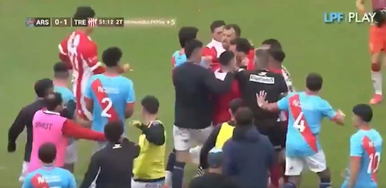 Un partido de fútbol en Argentina terminó en un episodio lamentable.