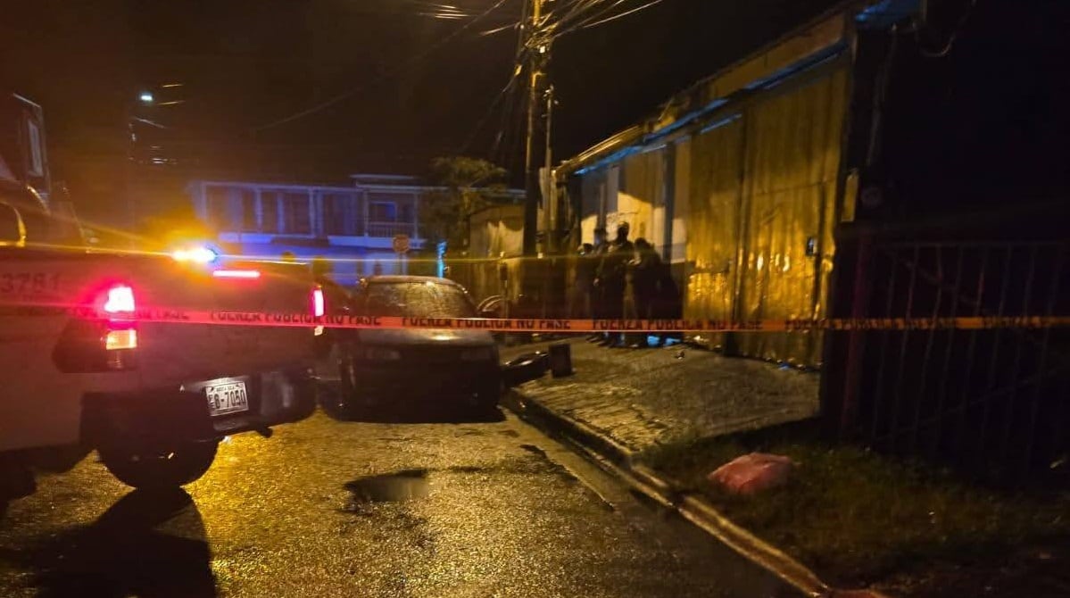 El doble homicidio ocurrió en un taller mecánico en Paquita de Quepos. Foto Esmar TV CR.
