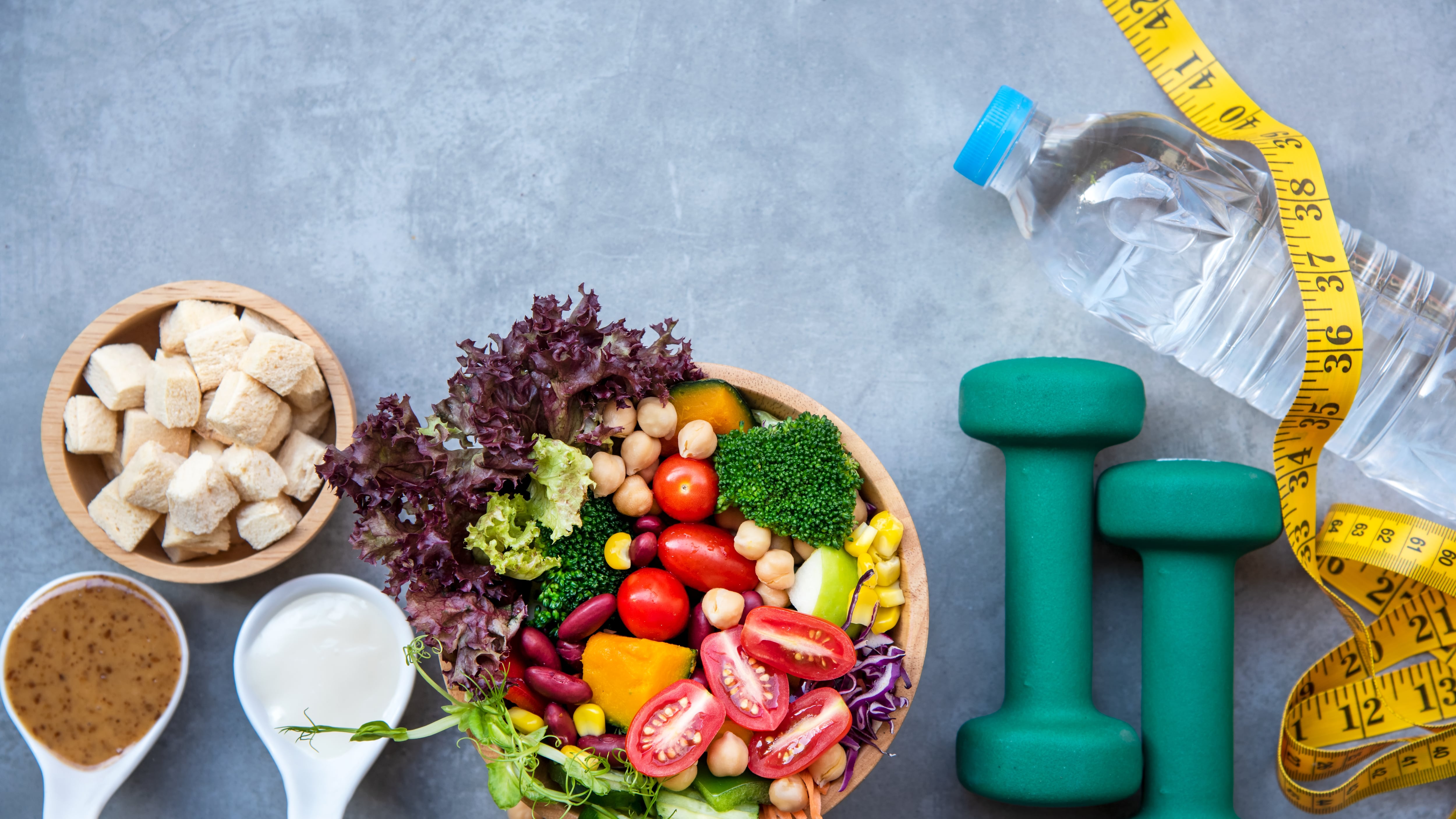 Concepto de vida saludable, dieta sana, deporte, ejercicio, ingesta de agua, masa muscular