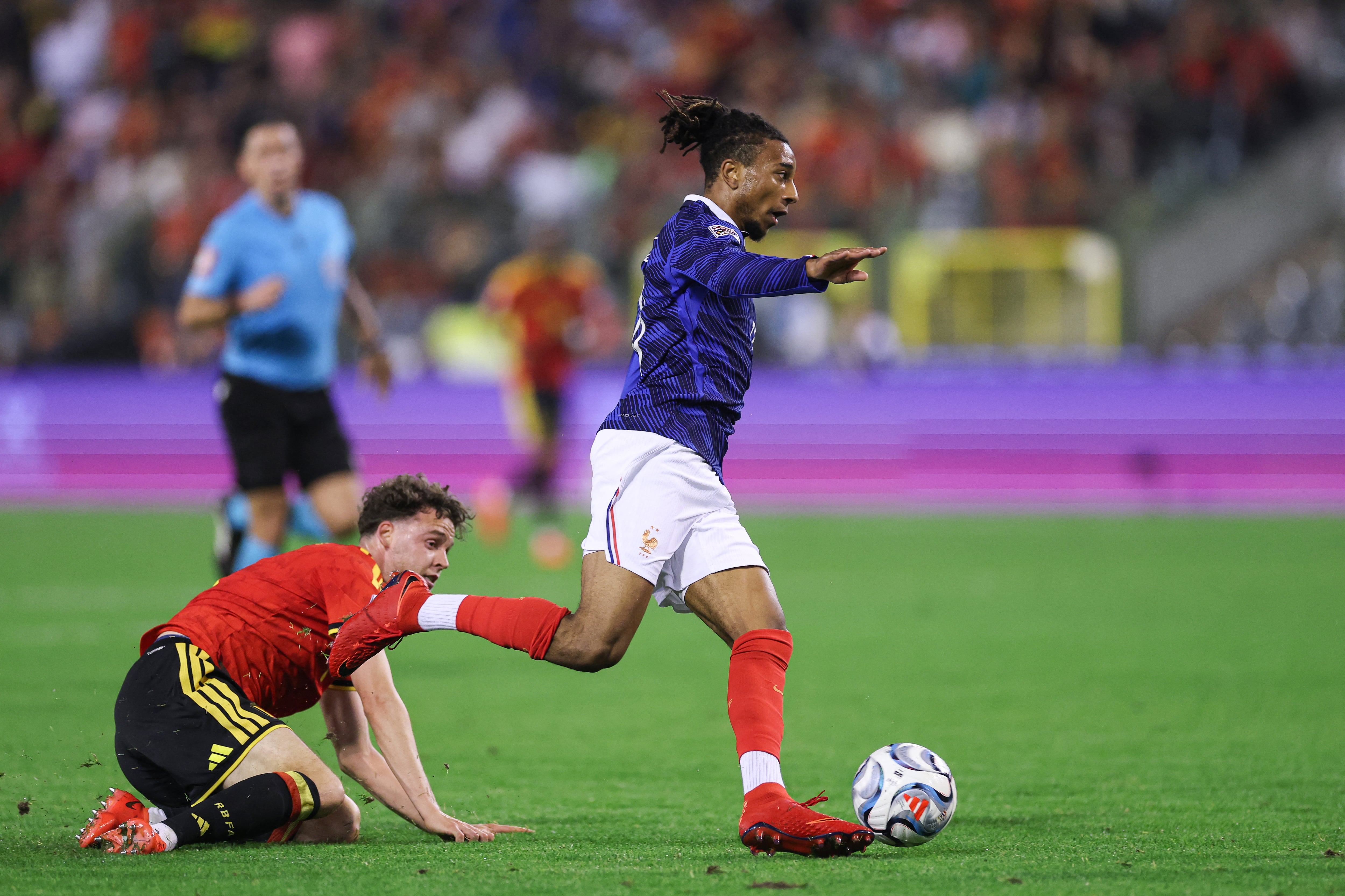 El extremo de Francia Michael Olise deja en el suelo a un defensa belga para anotar el gol que definió este partido por la Nations League de Europa, en el estadio Rey Balduino de Bruselas.