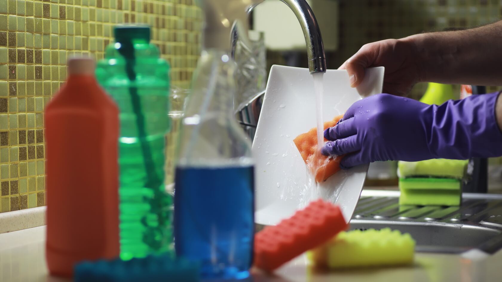 El color del detergente revela su fórmula. Conozca qué hace cada tipo y cómo elegir el más conveniente según sus necesidades.