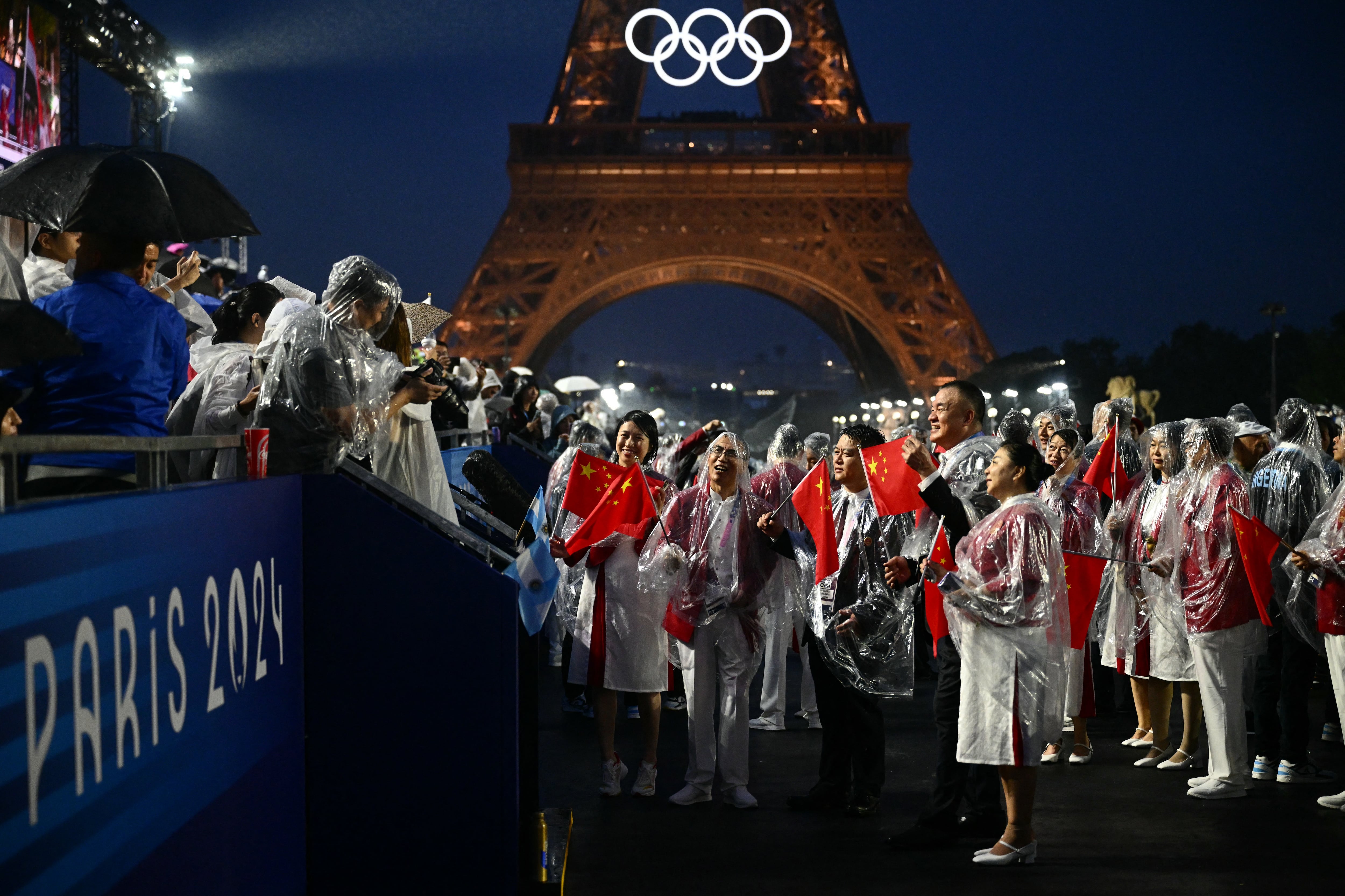 Miembros de la delegación de China llegan al Trocadero durante la ceremonia de apertura de los Juegos Olímpicos de París 2024 en París.