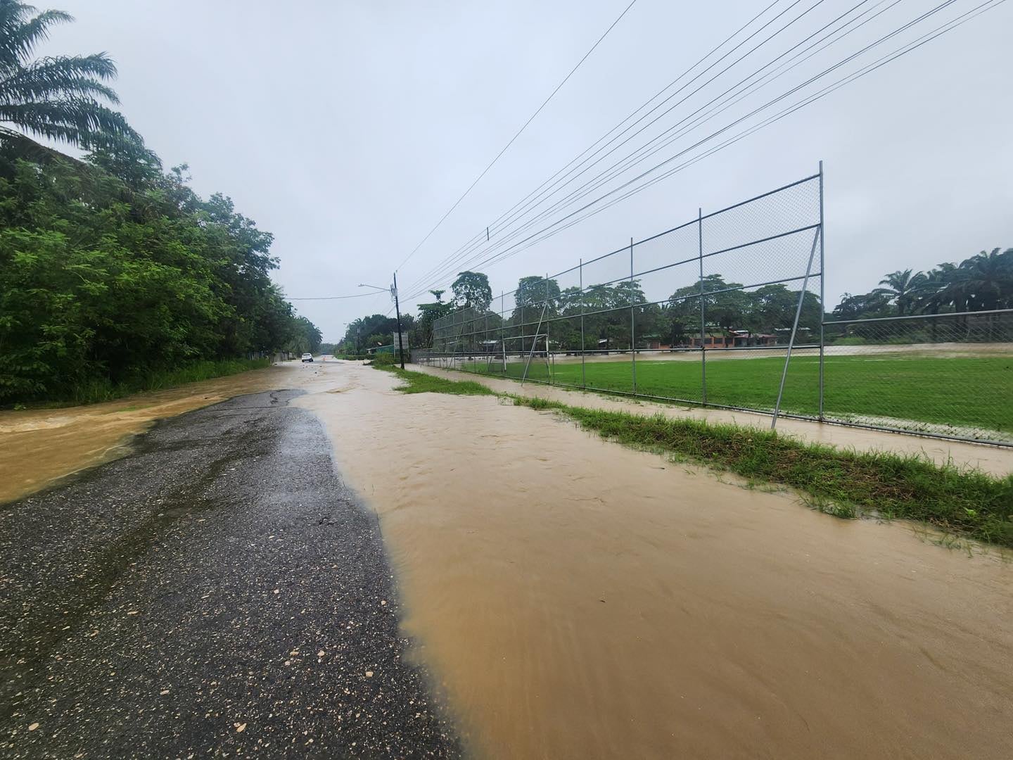 Las calles y la plaza de barrio Campiña en Corredores amanecieron así este domingo. Varias vivendas están anegadas. Foto: Cortesía Colosal Informa.