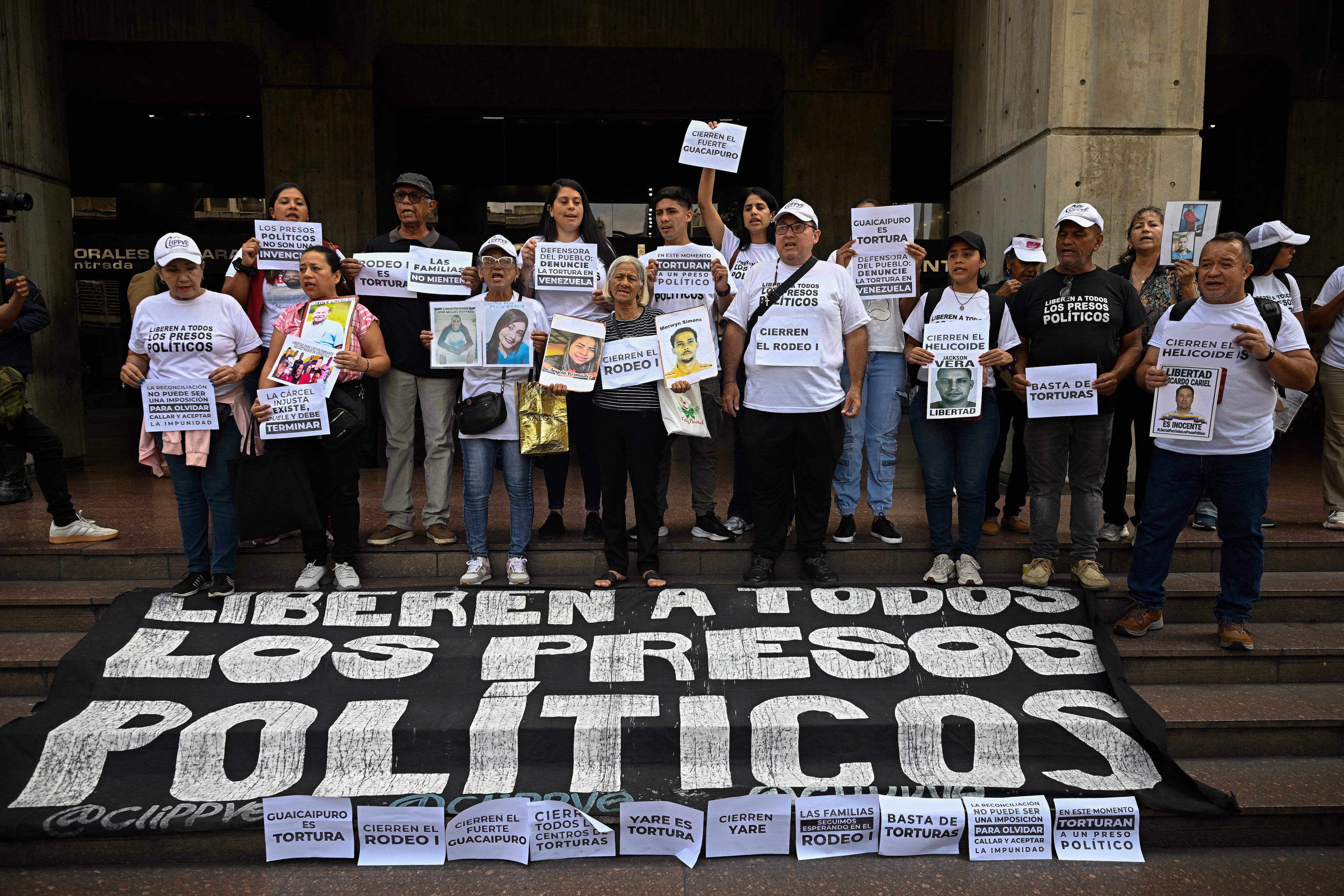 Familiares de presos políticos participan en una protesta para exigir su liberación frente a la Defensoría del Pueblo en Caracas el 4 de mayo de 2026.