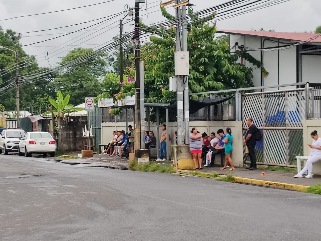 Los vecinos de la Gran Barranca se quedaron sin ruta de bus, dependen de unidades de otras comunidades, por lo que las esperan son largas y a veces los vehículos pasan llenos. Foto: Andrés Garita