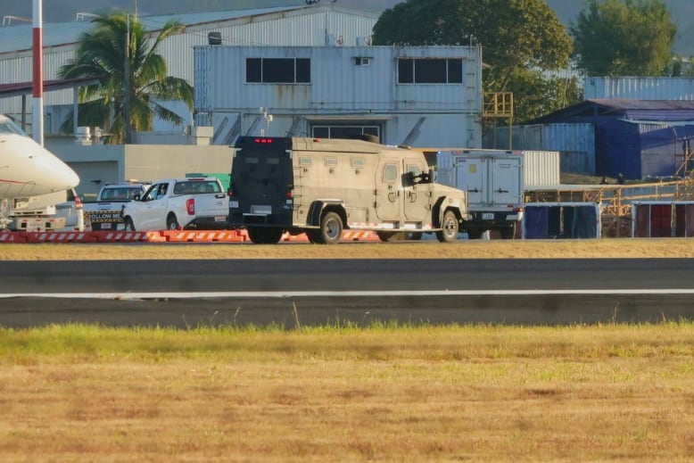 Fuerte operativo para trasladar a los extraditables Celso Gamboa y Edwin López, alias Pecho de rata, de La Reforma al Aeropuerto Juan Santamaría, en el vehículo conocido como La Bestia.