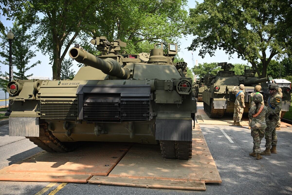 Tanques reposan sobre la parte trasera de un vagón antes de ser descargados en Jessup, Maryland, el 9 de junio de 2025, durante la llegada de equipo pesado y vehículos militares que serán exhibidos en Washington, D.C., durante el Desfile del 250.º Aniversario del Ejército de Estados Unidos. Un desfile militar y una celebración por el 250.º aniversario del Ejército de EE. UU. se llevará a cabo en Washington, D.C., el 14 de junio, fecha que también coincide con el cumpleaños número 78 del presidente Donald Trump. (Foto: Jim WATSON / AFP)