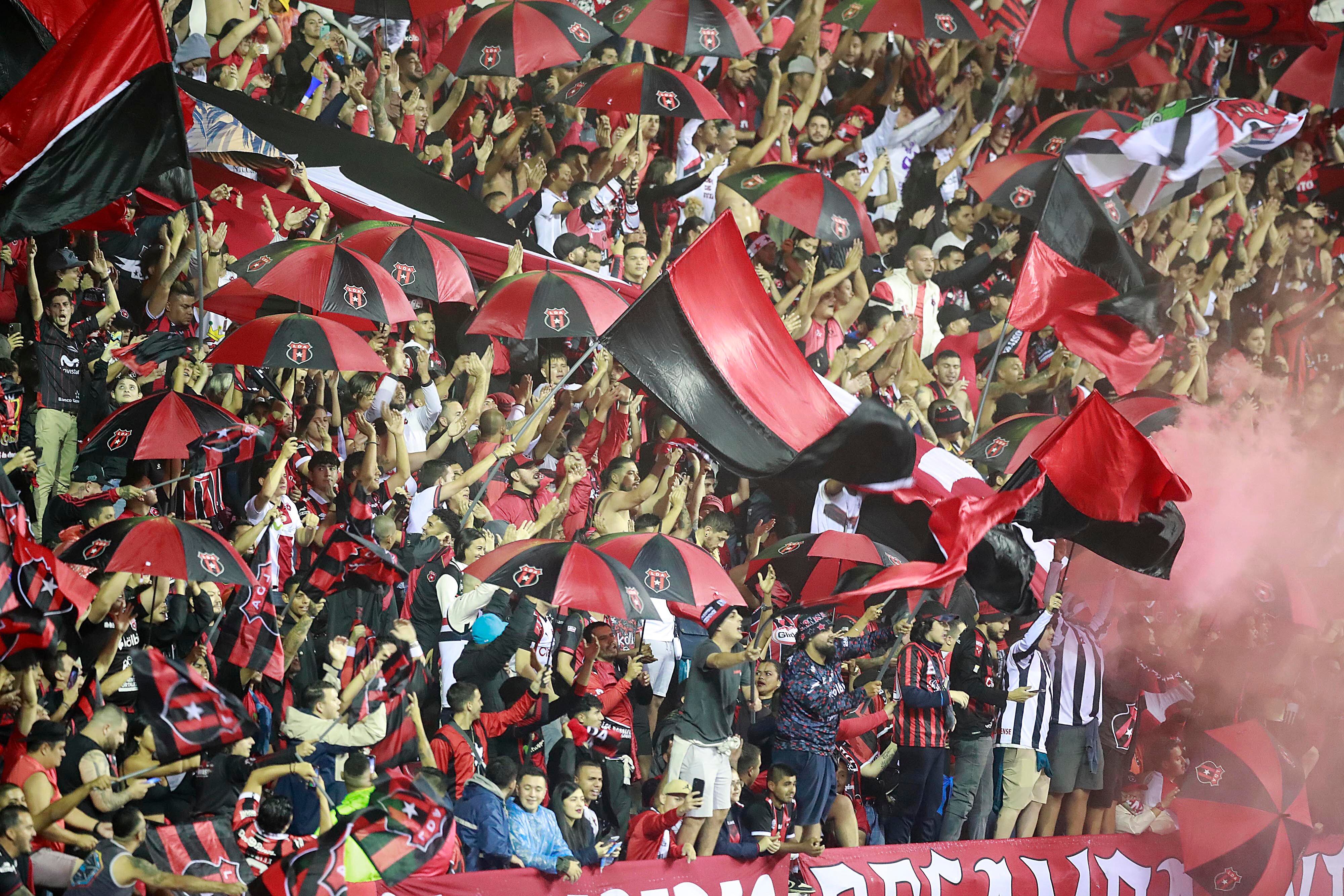 18/11/2023 Estadio Nacional, La Sabana. La Liga Deportiva Alajuelense y el Deportivo Saprissa se enfrentaron este sábado en una nueva edición del Clásico Nacional. Se dio en la final del Torneo de Copa, a estadio casi lleno, con la presencia de las dos aficiones más grandes del país.