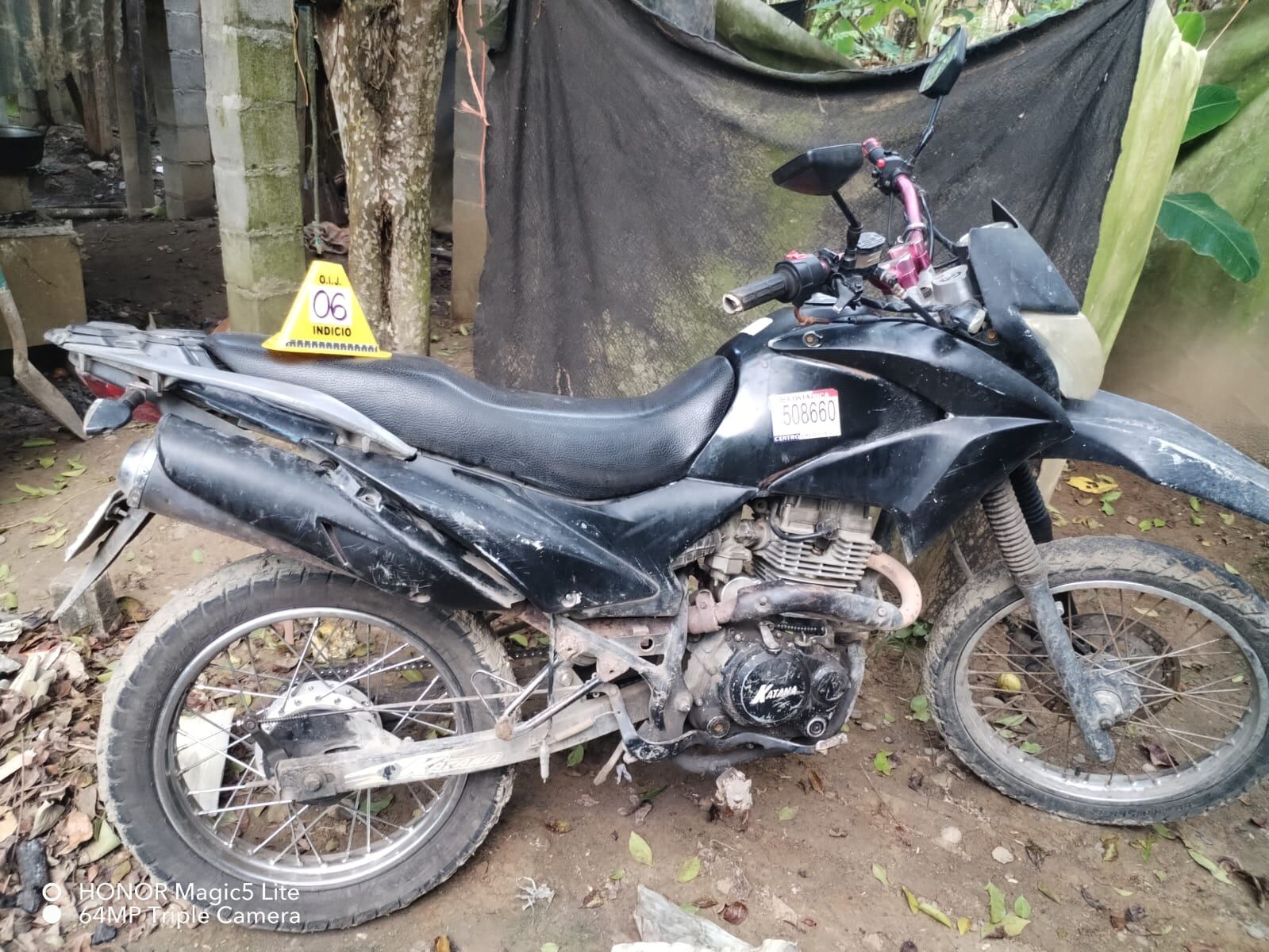 Las autoridades judiciales decomisaron esta moto que se sospecha, fue usada para cometer uno de los homicidios ocurridos este año en Matina de Limón, por miembros de la banda de alias Negro.
