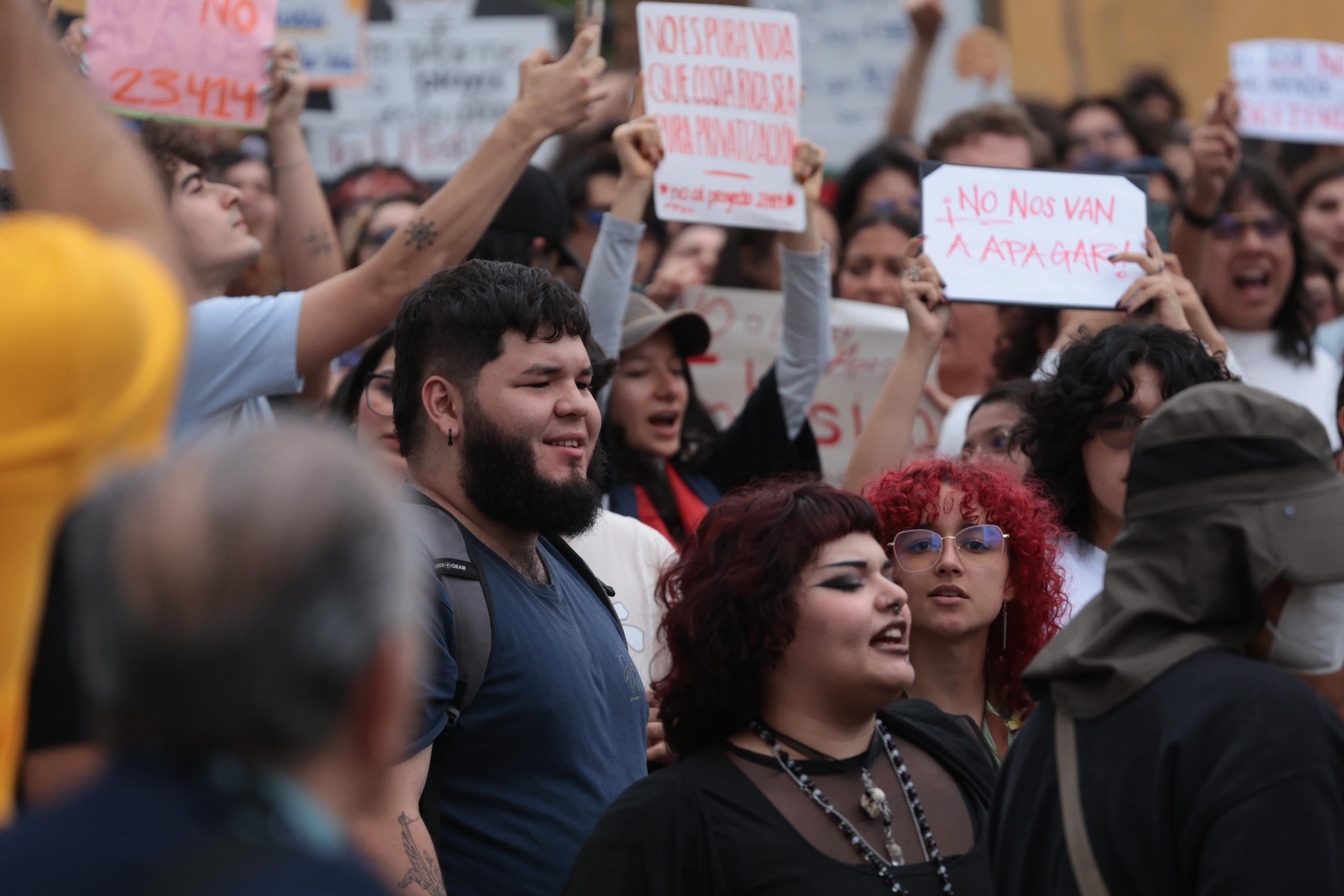 Un grupo de manifestantes que se oponen al proyecto de armonización eléctrica se concentran en las afueras de la Asamblea Legislativa el 26 de mayo de 2026.