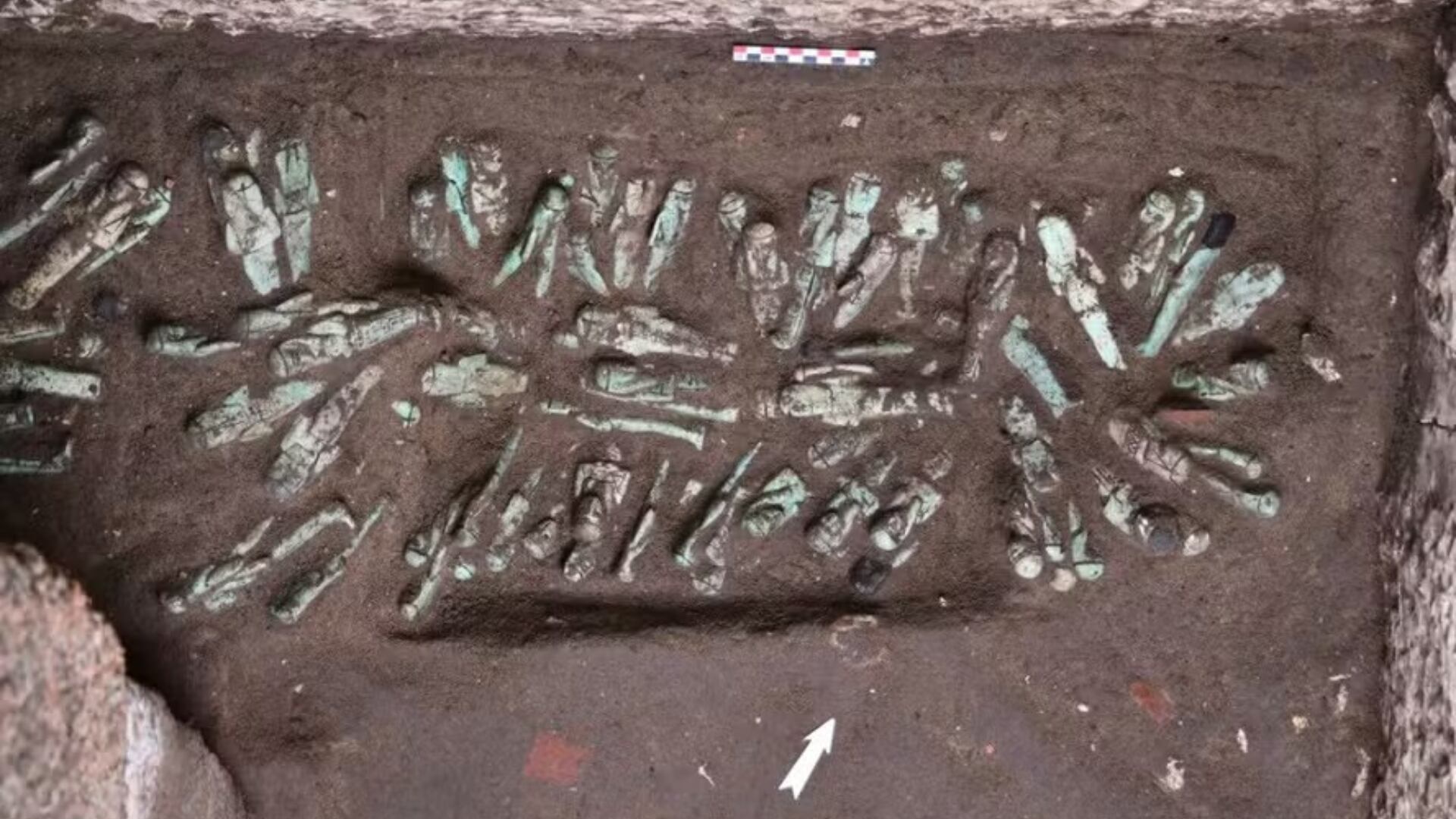 La tumba de Osorkon II contenía figuras del faraón Shoshenq III, revelando prácticas funerarias inusuales durante la dinastía XXII.