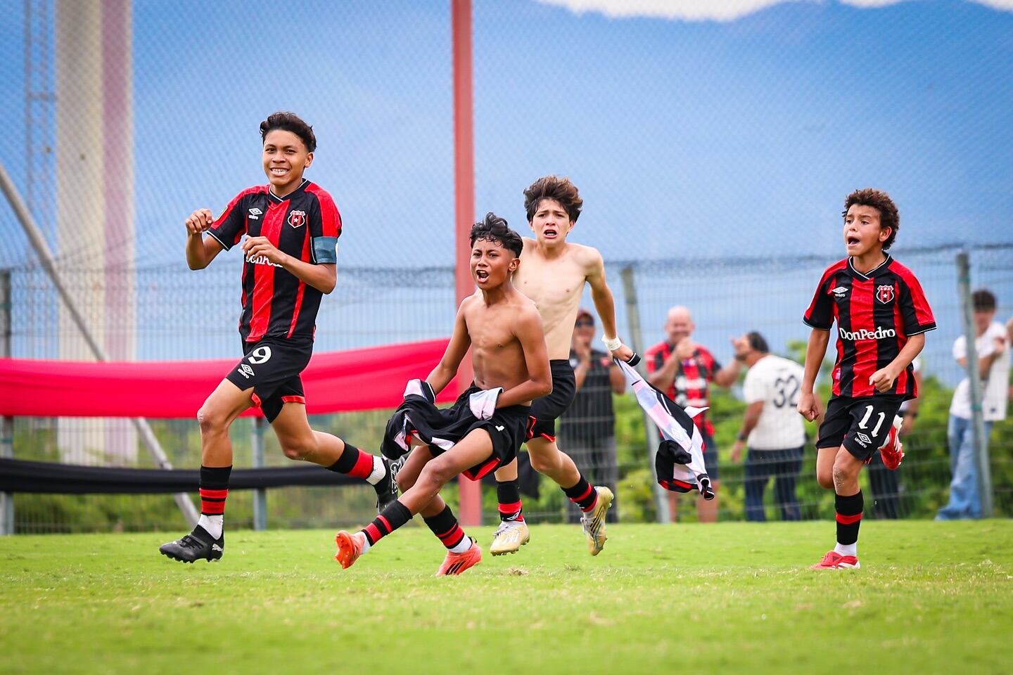 La U-13 de Liga Deportiva Alajuelense ganó la final en penales.
