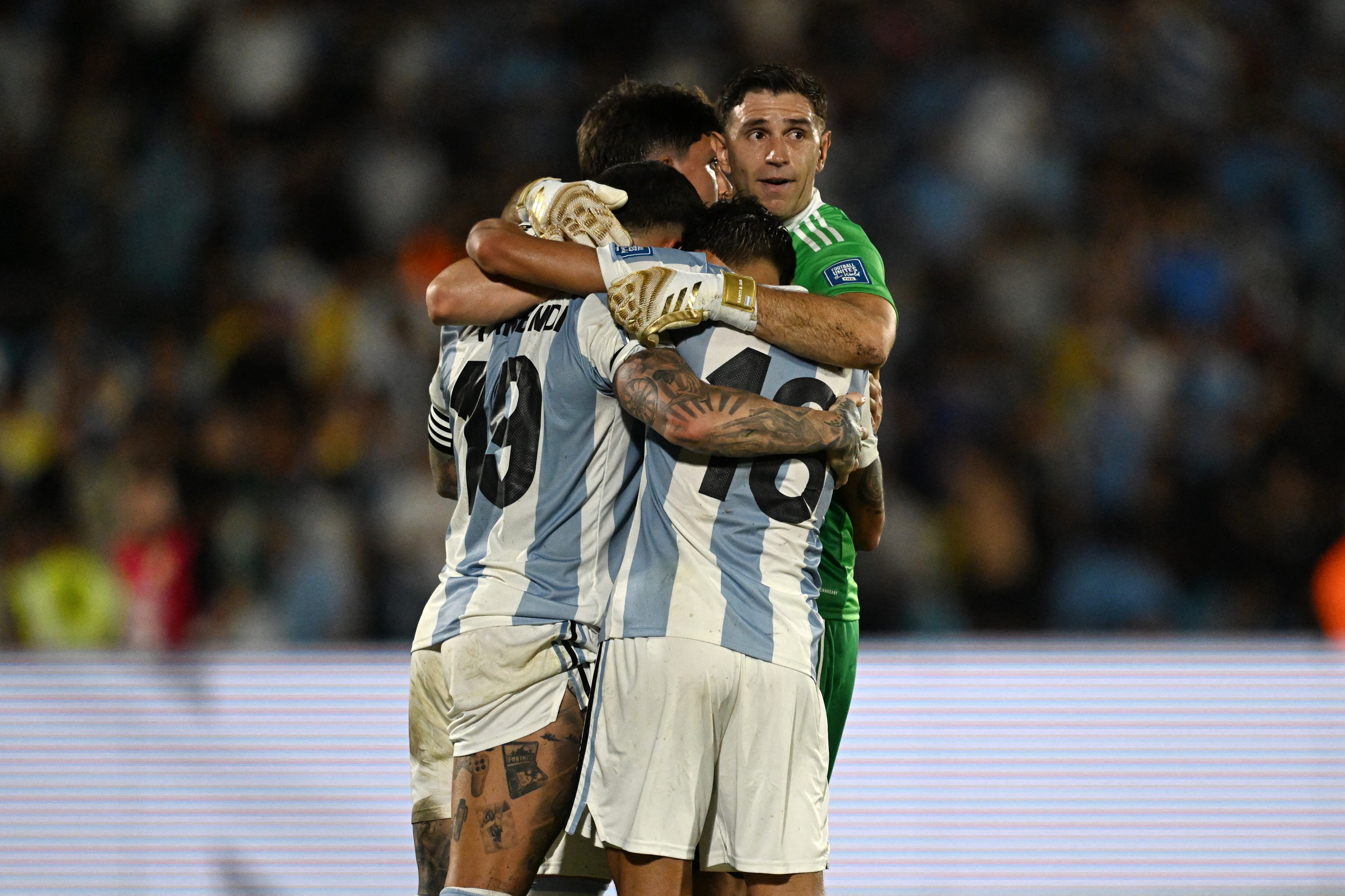 Nicolás Otamendi, Leonardo Balerdi, Nahuel Molina y Emiliano "Dibu" Martínez celebran tras ganar el partido contra Uruguay por la clasificación al Mundial 2026.