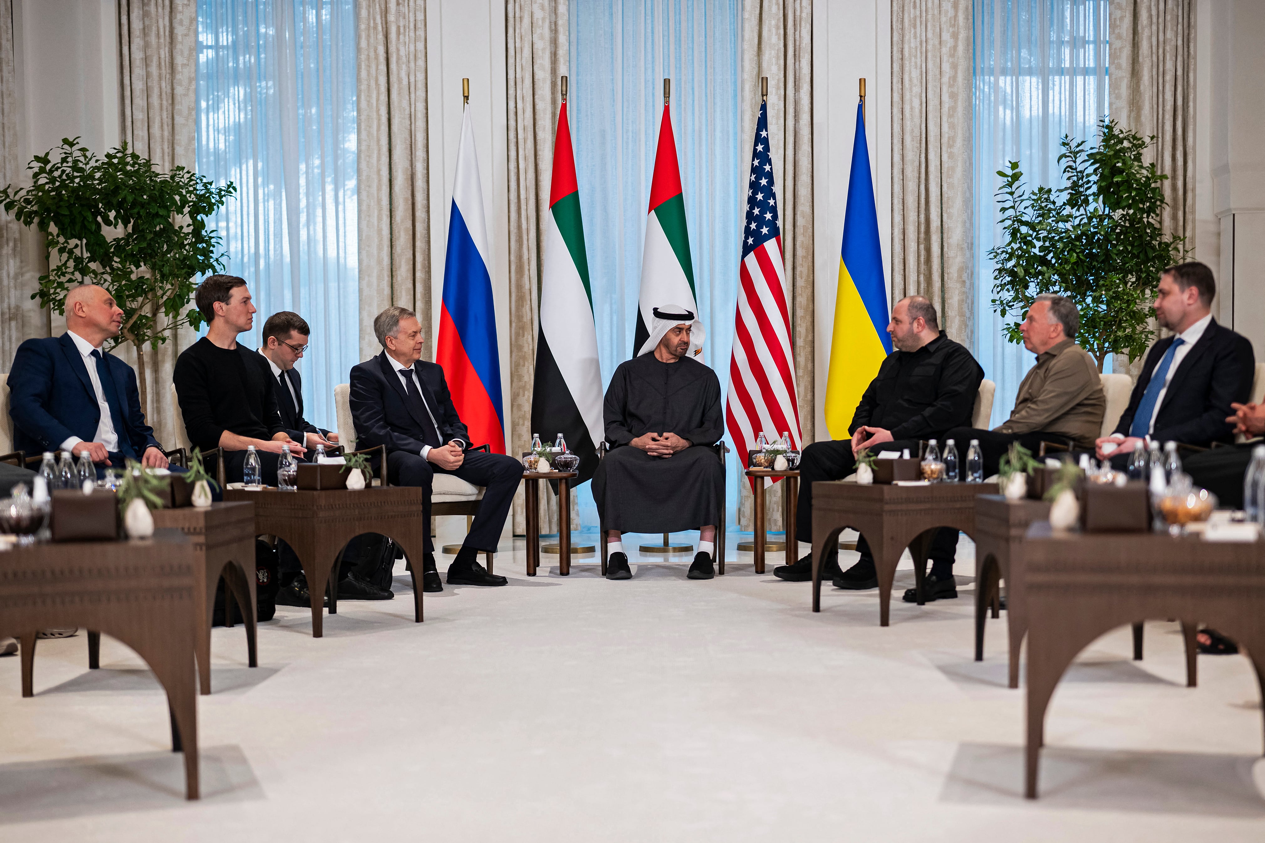 El presidente de los EAU, el jeque Mohamed bin Zayed al-Nahyan (centro), hablando con los jefes de las delegaciones que participan en las conversaciones trilaterales organizadas por los EAU entre Estados Unidos, Rusia y Ucrania, en el Palacio Al Shati de Abu Dabi. Fotografía: