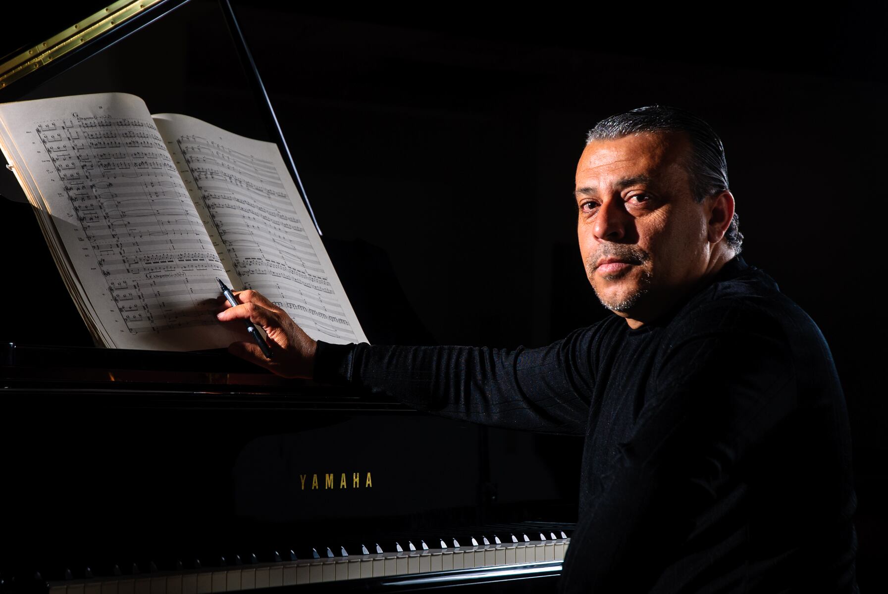 El director costarricense Marvin Camacho llevó la batuta del disco 'Cantata Negra' que está nominado a los Latin Grammy.