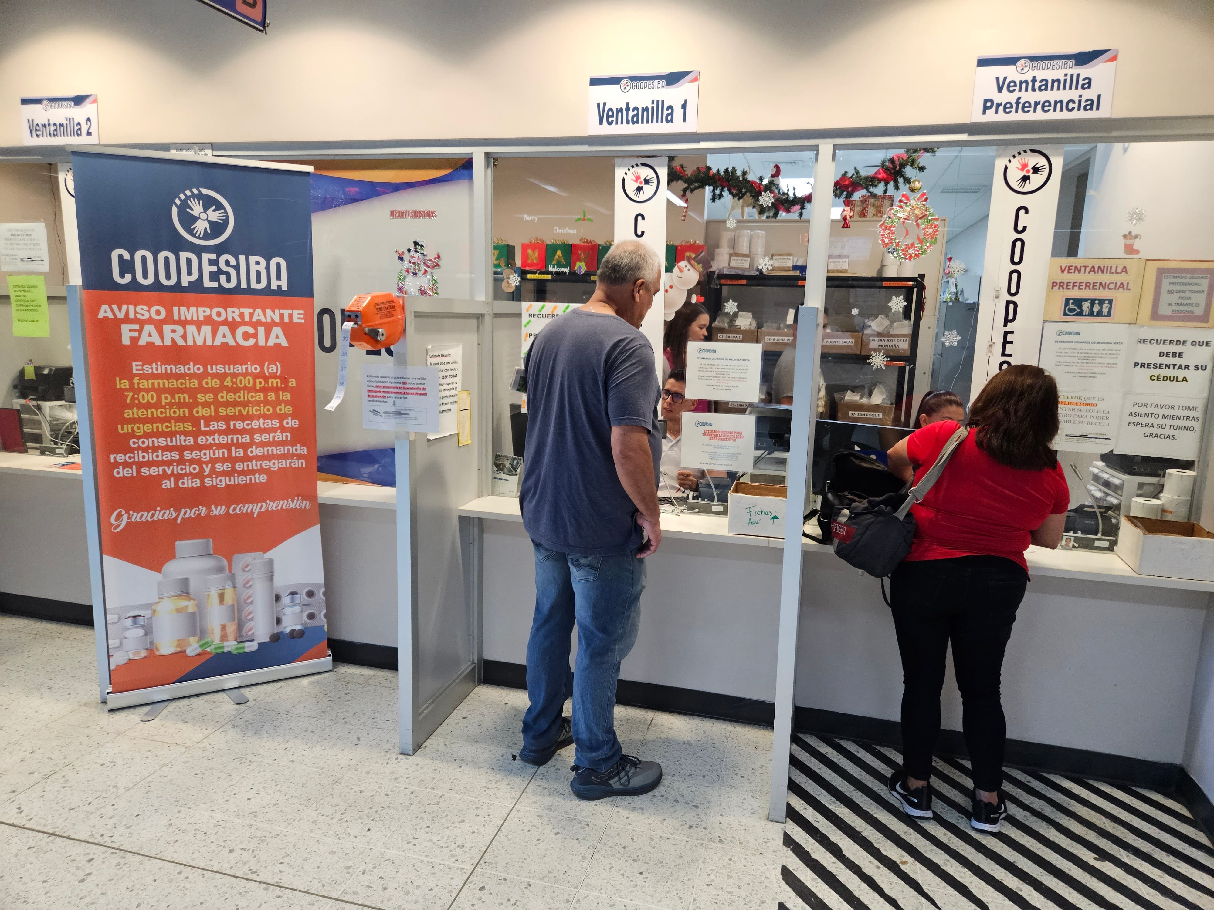 Ventanilla de servicio de salud, con pacientes haciendo fila.