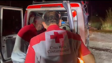 Tres adultos viajaban en una misma motocicleta; dos murieron al chocar contra cerca