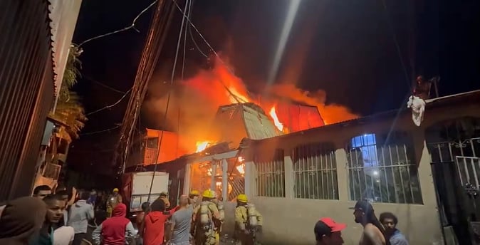 Adulto mayor y menor de 13 años mueren en incendio de viviendas en Pavas