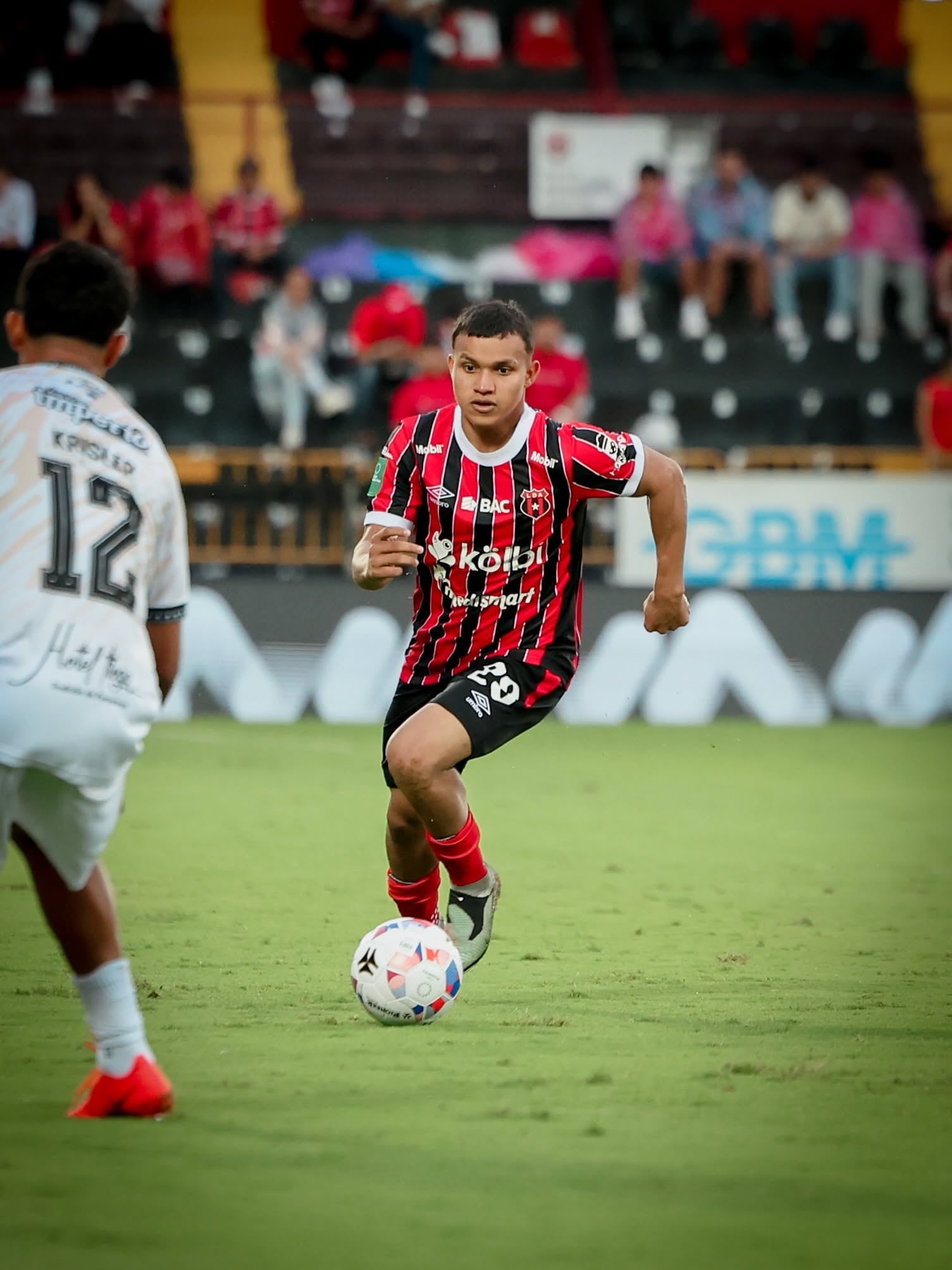 Yerlan Sosa debutó en la Primera División con Liga Deportiva Alajuelense el 15 de agosto y en ese partido salió expulsado por acumulación de amarillas.