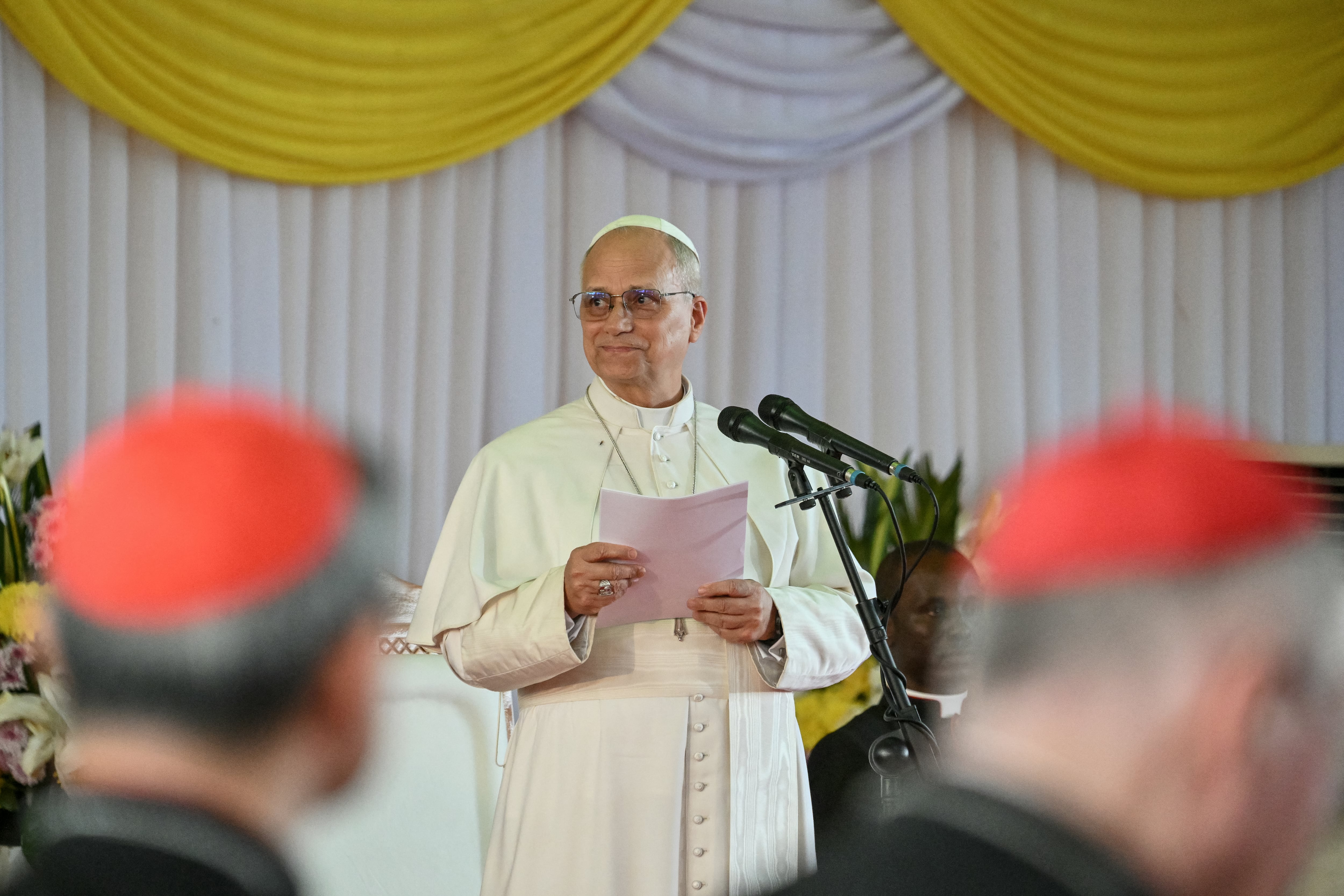 El Papa León XIV (C) pronuncia un discurso durante su encuentro con estudiantes y profesores universitarios en la Universidad Católica de África Central en Yaundé, en el quinto día de un viaje apostólico de 11 días a África, el 17 de abril de 2026.