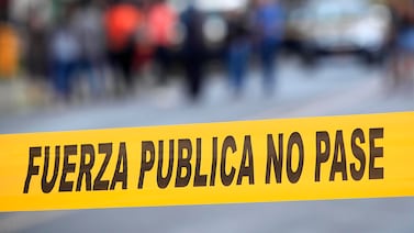 Adulto mayor aparece muerto frente a su vivienda en Ciudad Colón, con herida en la cabeza