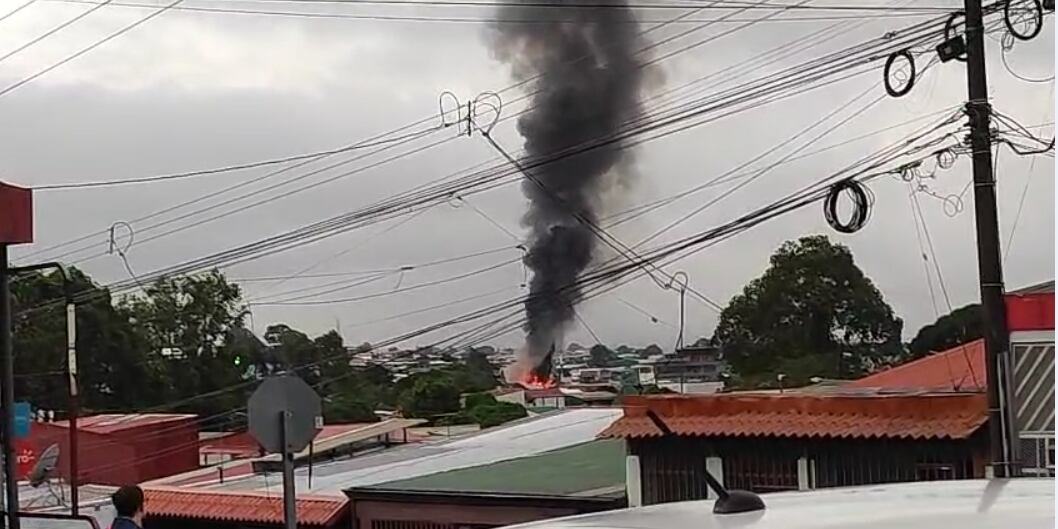 Unidades del Cuerpo de Bomberos atienden un gran incendio en varios estructuras del cruce Los Ángeles de Ipís