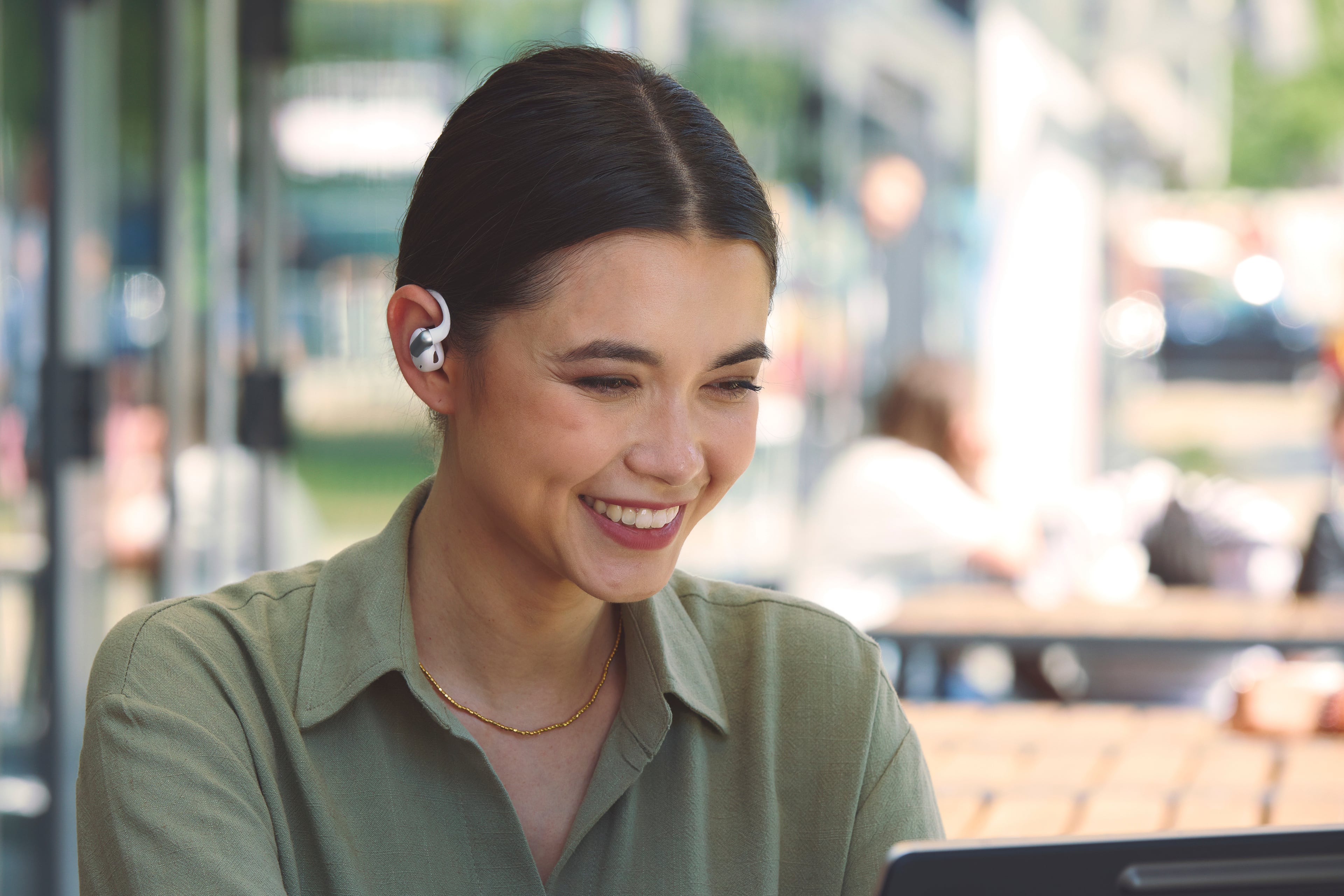 Los auriculares de diseño abierto se consolidan como una opción cómoda para el trabajo y el deporte. JBL ofrece modelos con inteligencia artificial.