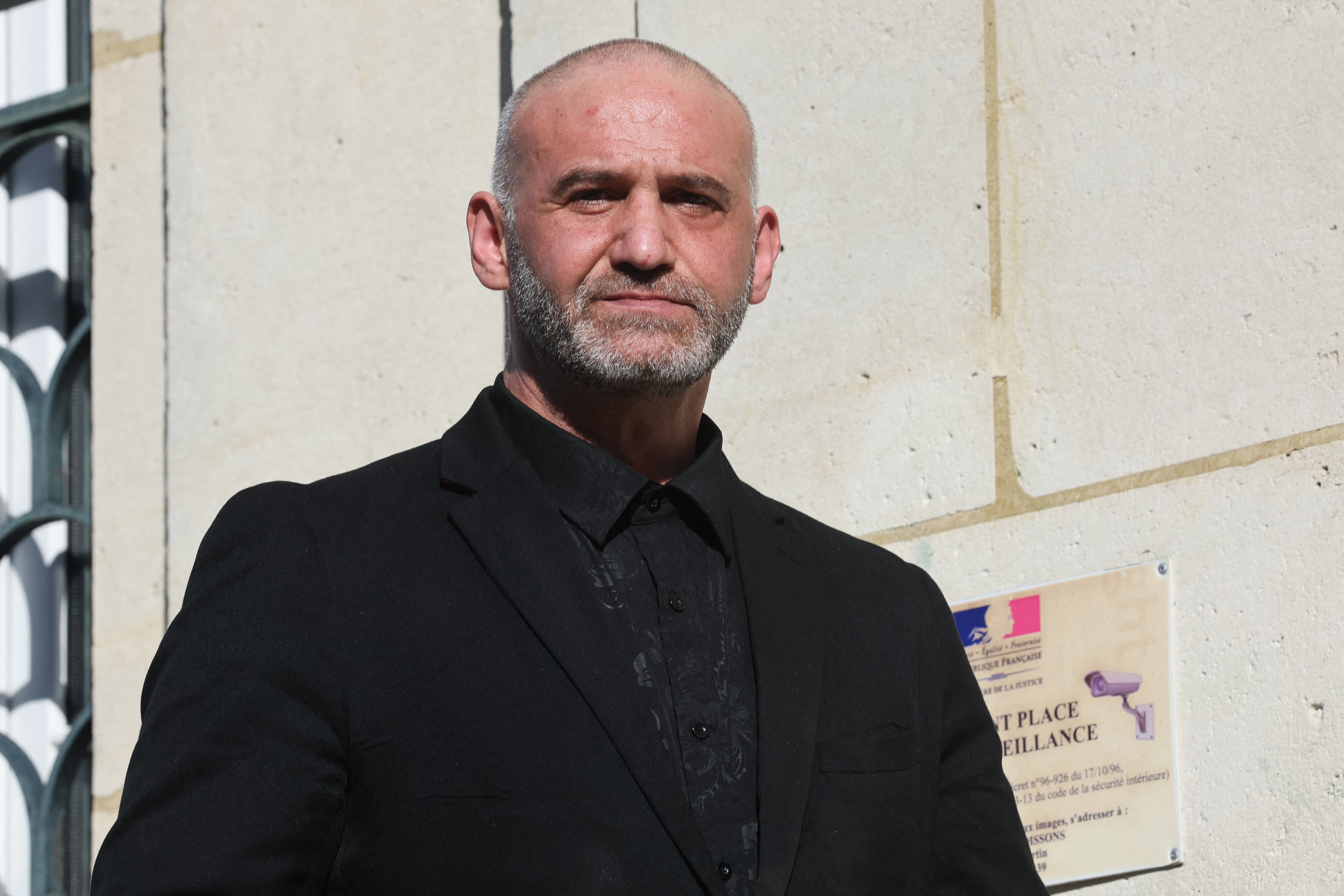 Christophe Ellul observa a su alrededor al salir del juzgado de Soissons, en el norte de Francia, el 3 de marzo de 2026, durante la apertura de su juicio por el asesinato de su esposa, Elisa Pilarski, quien murió tras ser mordida por su perro en 2019. El tribunal dictará su veredicto sobre el caso de este hombre de 51 años el 11 de junio de 2026. El 5 de marzo de 2026, la fiscalía solicitó una pena de cuatro años de prisión con suspensión de la ejecución para la pareja de Elisa Pilarski y que se sacrificara al pitbull.