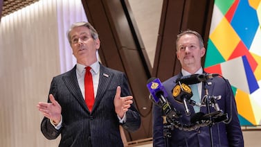 Estados Unidos y China discuten crear canal de diálogo para abordar preocupaciones por inteligencia artificial