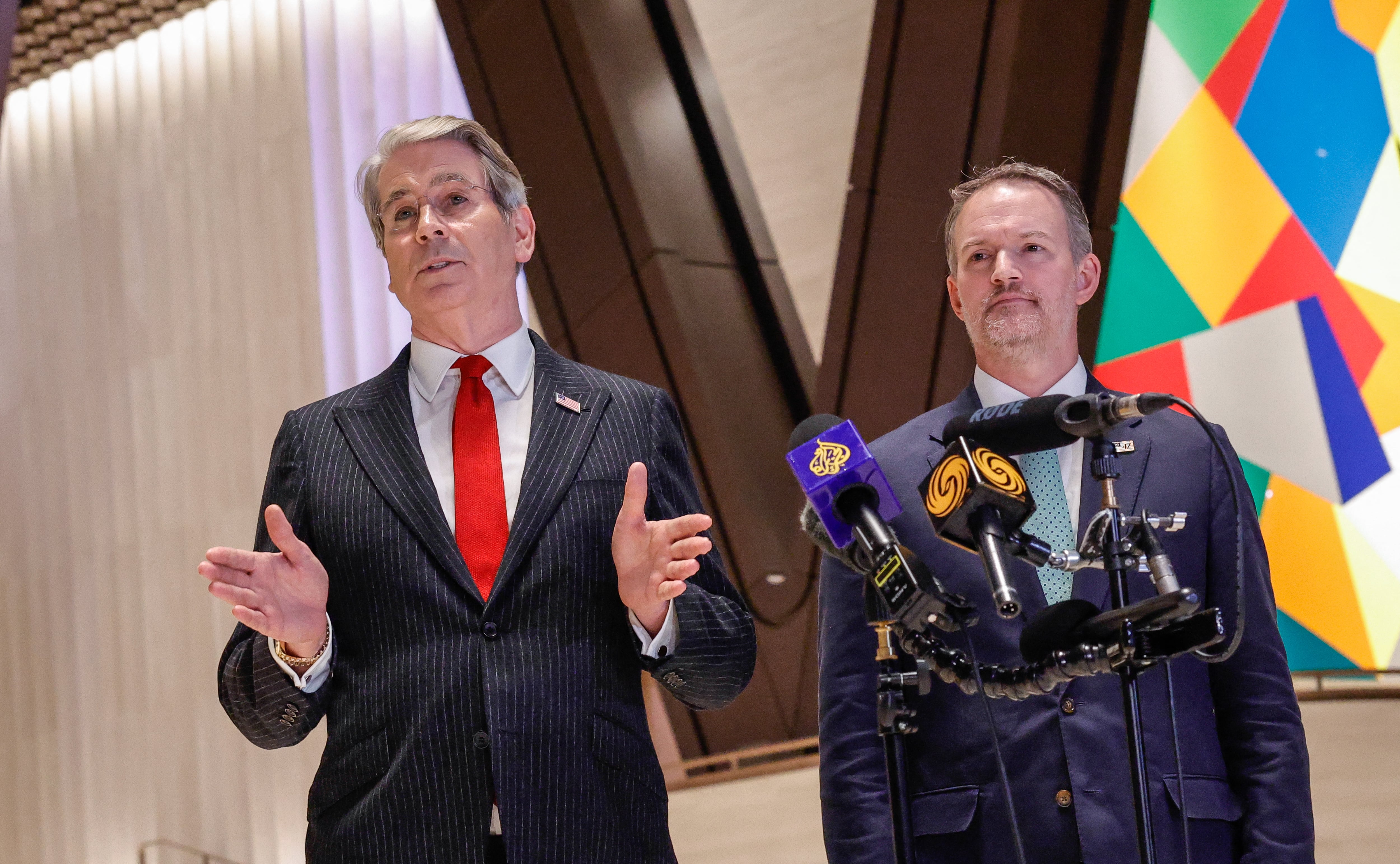El secretario del Tesoro de EE. UU., Scott Bessent, habla mientras el representante comercial de EE. UU., Jamieson Greer (derecha), observa durante una rueda de prensa tras una reunión con el viceprimer ministro de China, He Lifeng, en Nueva York el 20 de septiembre de 2026. He, el principal negociador comercial de China, se encuentra en Estados Unidos para mantener conversaciones previas a una cumbre entre el presidente chino, Xi Jinping, y el presidente estadounidense, Donald Trump.