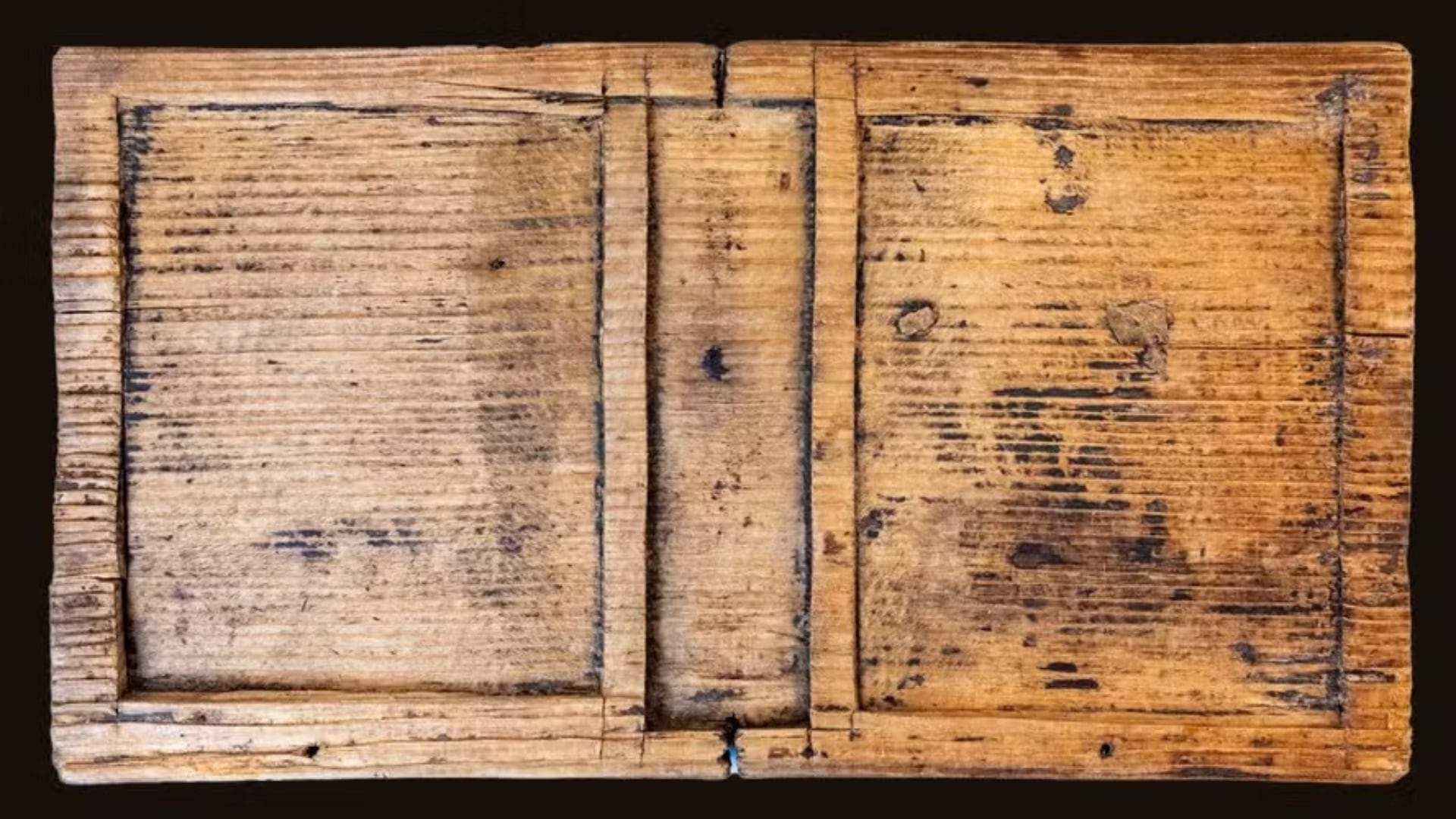 Arqueólogos encontraron en Francia 15 tábuas romanas y otros objetos de madera dentro de un pozo romano de hace 2.000 años