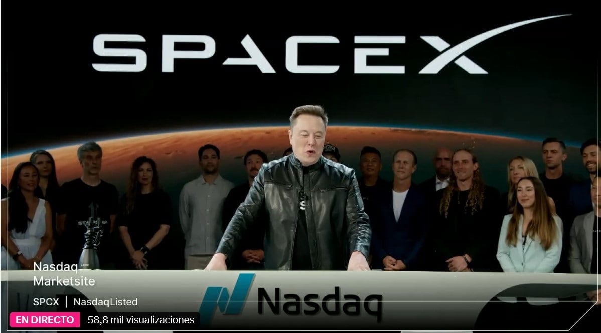 Elon Musk participa en el acto de debut bursátil de SpaceX en el Nasdaq. Detrás del empresario aparece el logotipo de SpaceX y varios colaboradores de la compañía durante la ceremonia de apertura de mercado.