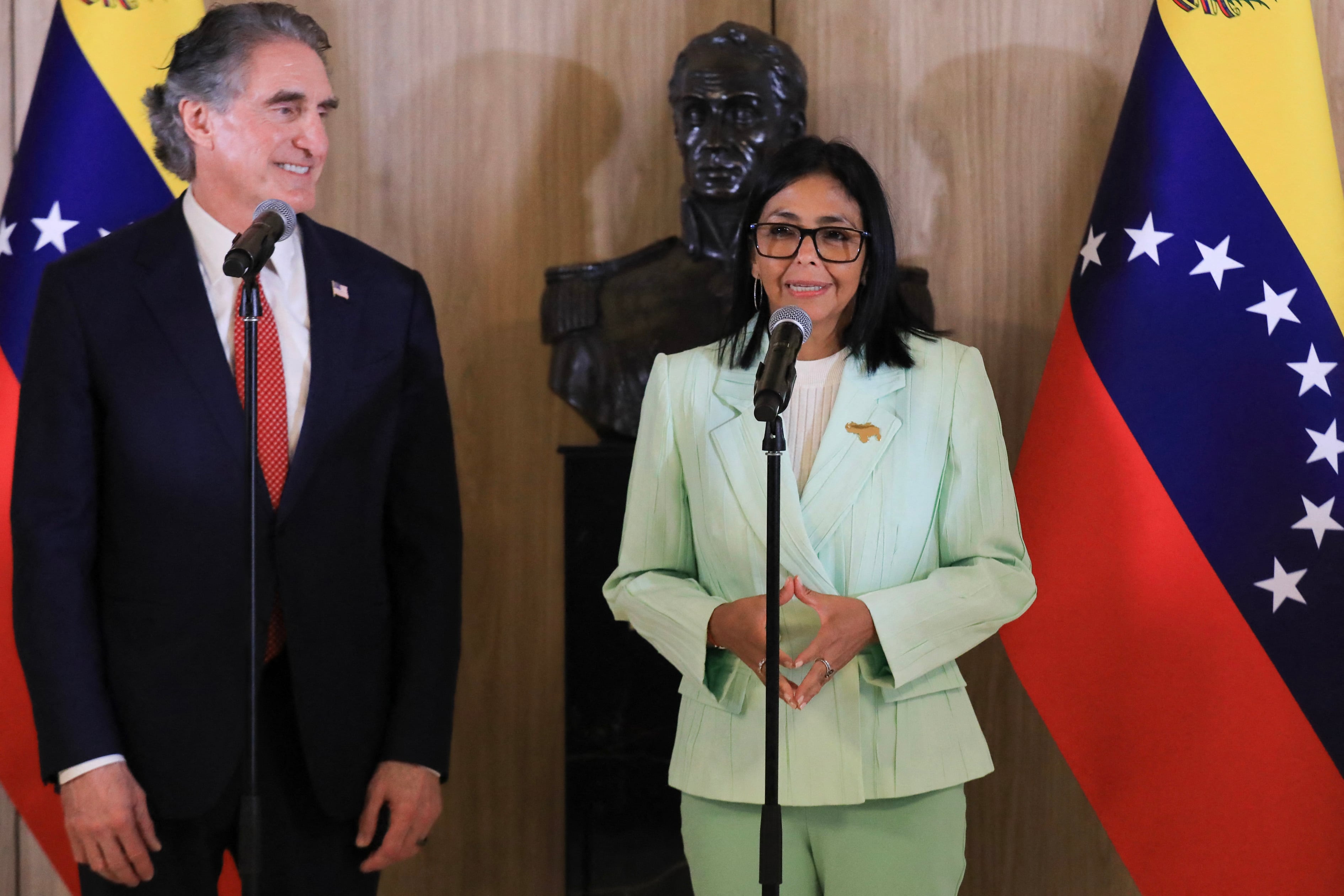 la presidenta interina de Venezuela, Delcy Rodríguez (derecha), hablando junto al secretario del Interior de Estados Unidos, Doug Burgum, durante una ceremonia de firma de documentos en el Palacio Presidencial de Miraflores, en Caracas, el 5 de marzo de 2026.