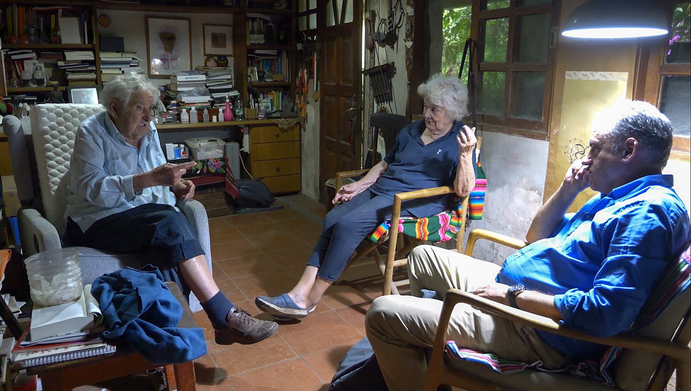 Presidente electo de Uruguay, Yamandu Orsi, junto a José Mujica y Lucía Topolansky en su rancho en Montevideo, el 25 de noviembre de 2024, tras su victoria electoral.