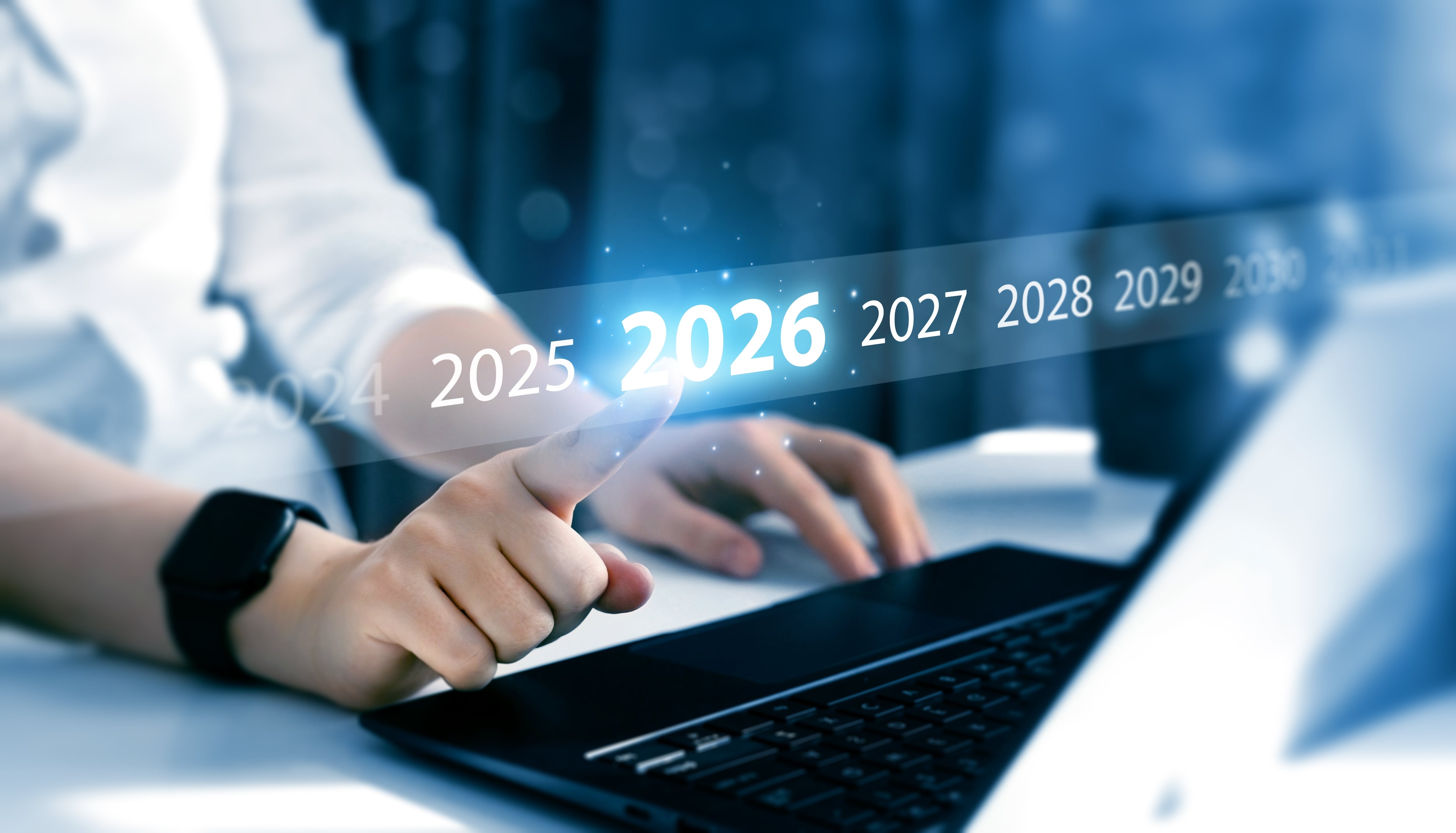 Planeamiento, metas para 2026 y próximos años, hombre en su computadora trazando planes para años siguientes, trabajo sin descanso, esclavo de la eficiencia