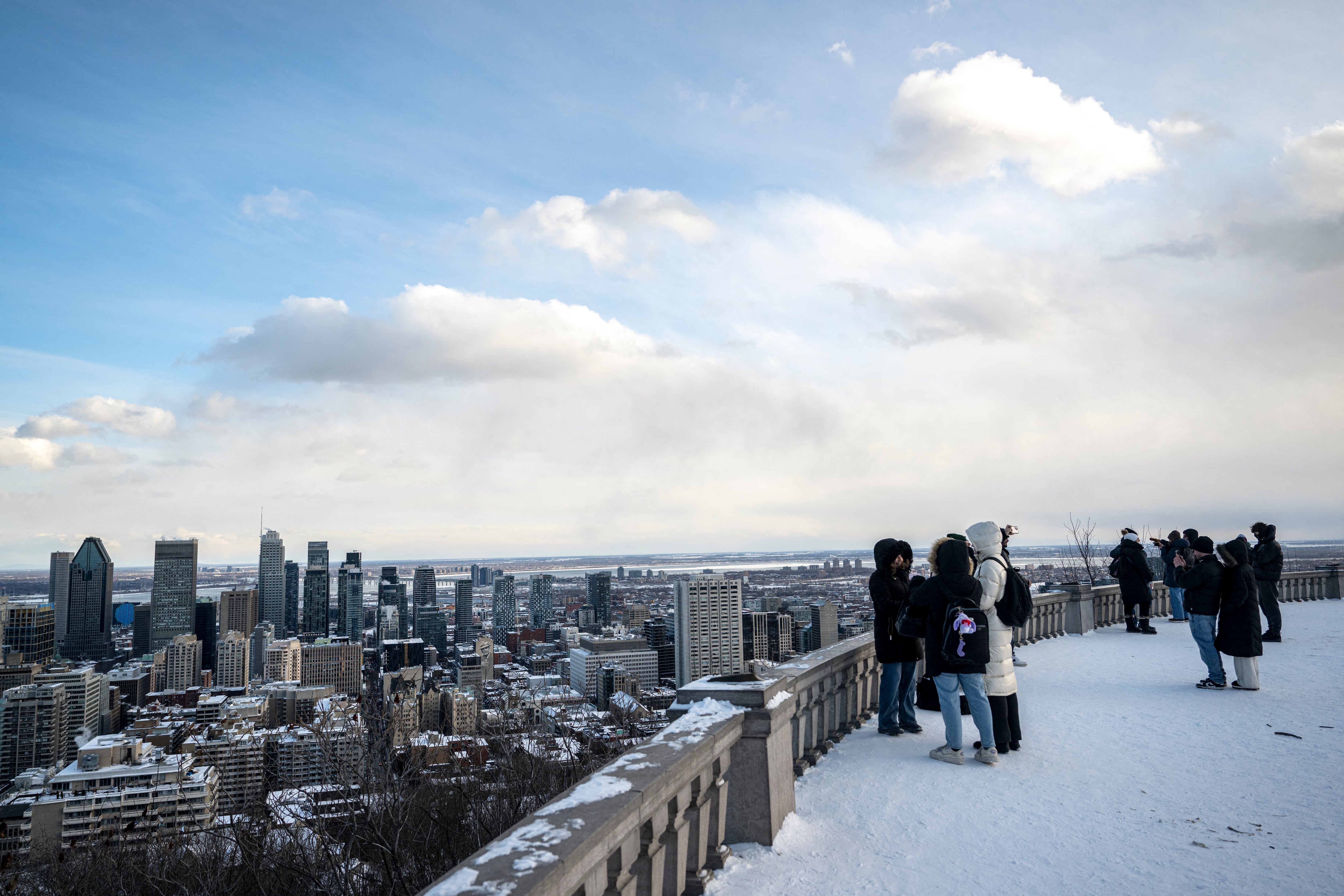 Personas en el Mont Royal en medio de gélidas temperaturas en Montreal, Quebec, Canadá, este viernes 23 de enero. Este sábado, las temperaturas podrían descender por debajo de los -22 °C, según las alertas meteorologías. Fotografía: