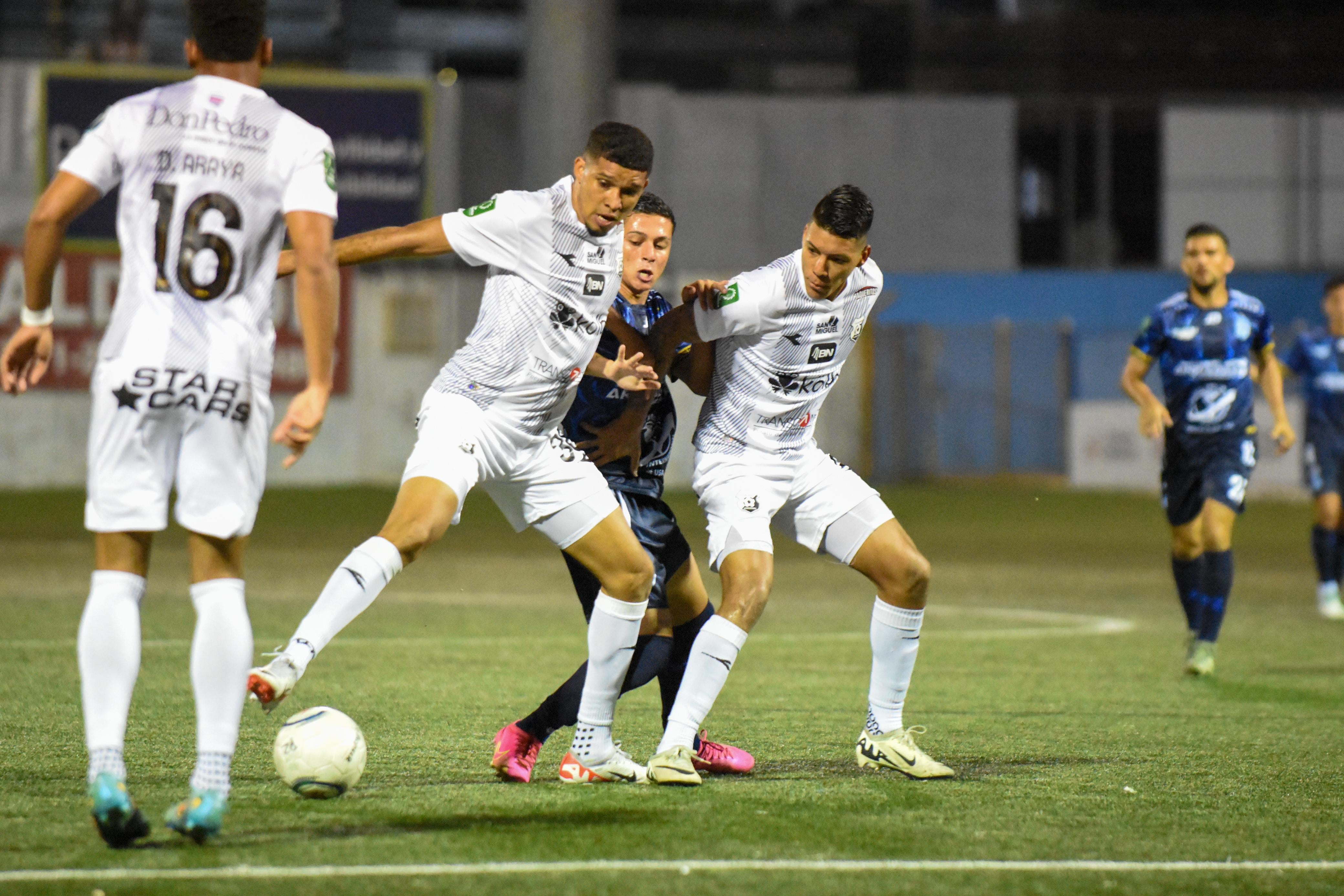 Los futbolistas de Herediano, Getsel Montes (izquierda) y Orlando Galo tuvieron que aplicarse en la marca ante un aguerrido conjunto de Pérez Zeledón.