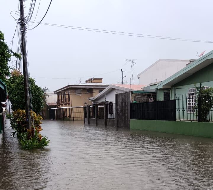 En urbanización Las Catalinas, El Tejar de El Guarco, Cartago, los alcantarillados no dieron abasto y hubo anegamiento de casas y comercios este lunes. Foto: Cortesía CNE.