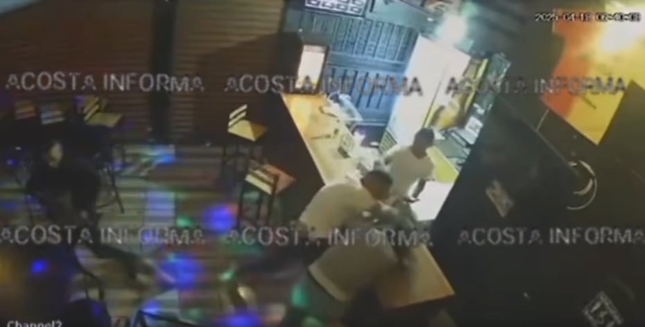 Una captura del video de seguridad donde se muestra al hombre atacando a la mujer