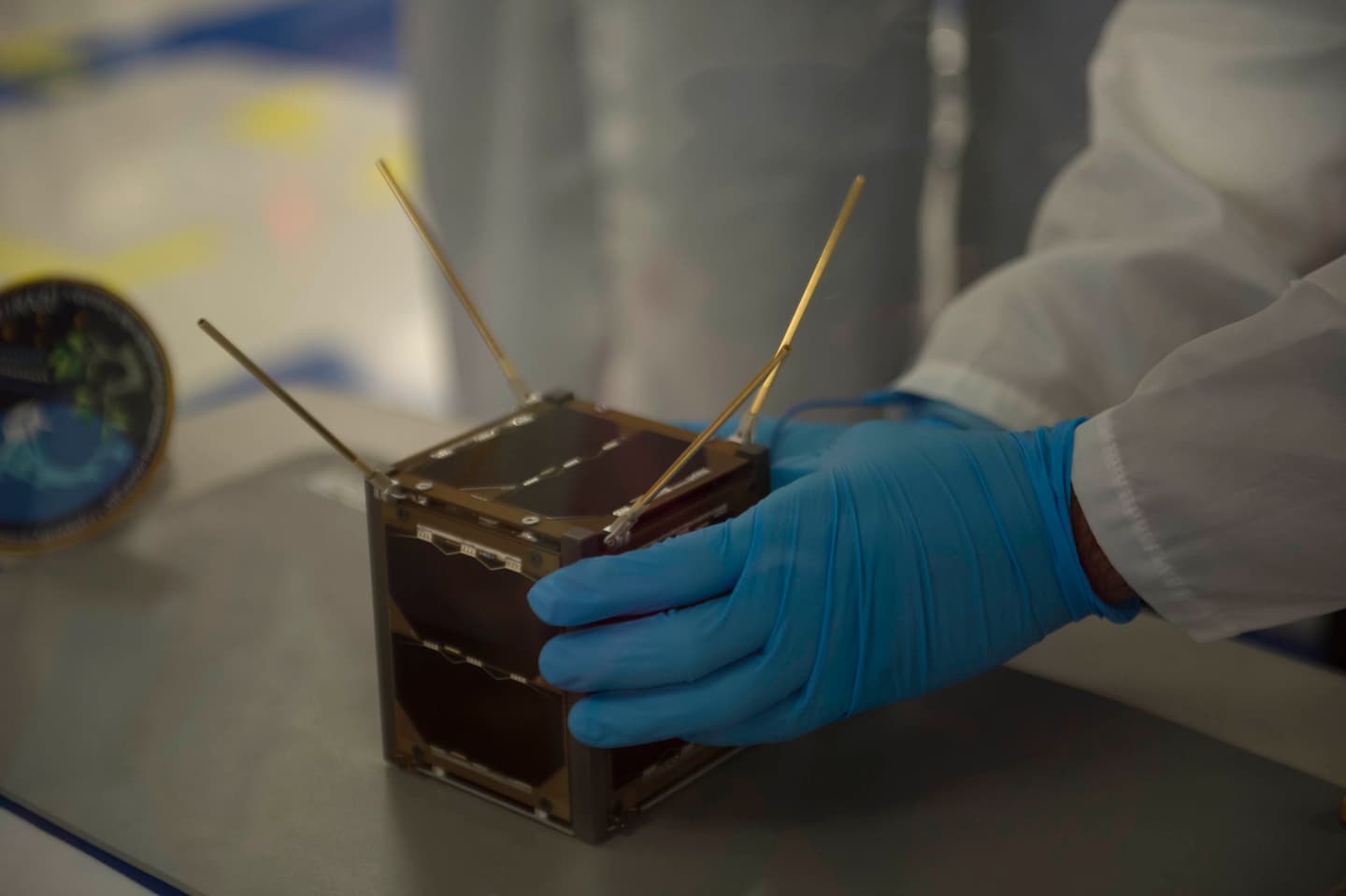 El primer satélite hecho en Costa Rica que navegará en el espacio es un cubo de aluminio, con una dimensiones de 10 x 10 x 10 y un kilogramo de peso.