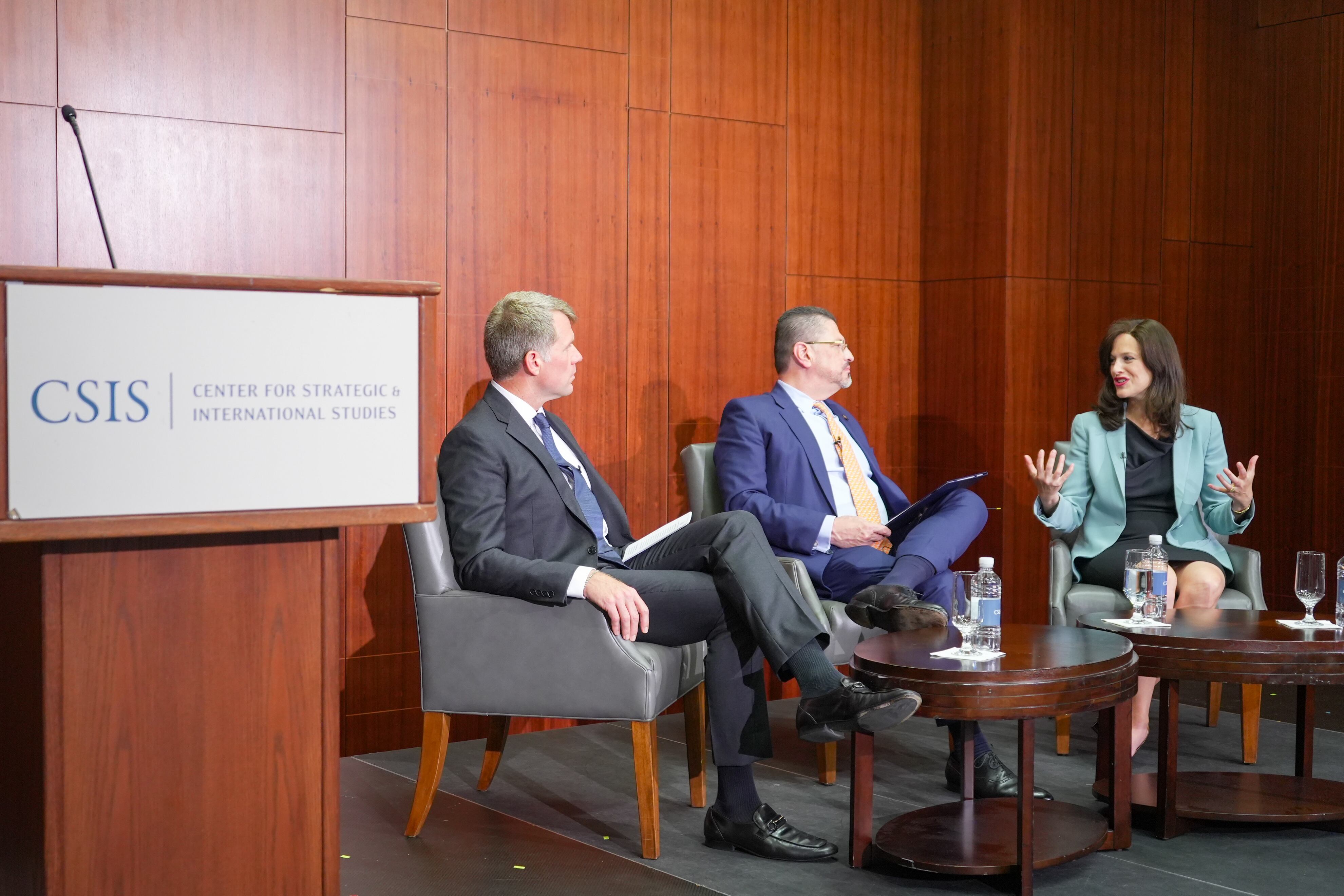 Durante su gira en Estados Unidos, el presidente de Costa Rica, Rodrigo Chaves (centro), participó en un foro sobre la respuesta del país a los ciberataques. Estuvo acompañado por el embajador norteamericano para Ciberespacio y Política Digital, Nathaniel C. Fick, y la asesora adjunta de Seguridad Nacional de la Casa Blanca, Anne Neuberger. Foto: Casa Presidencial