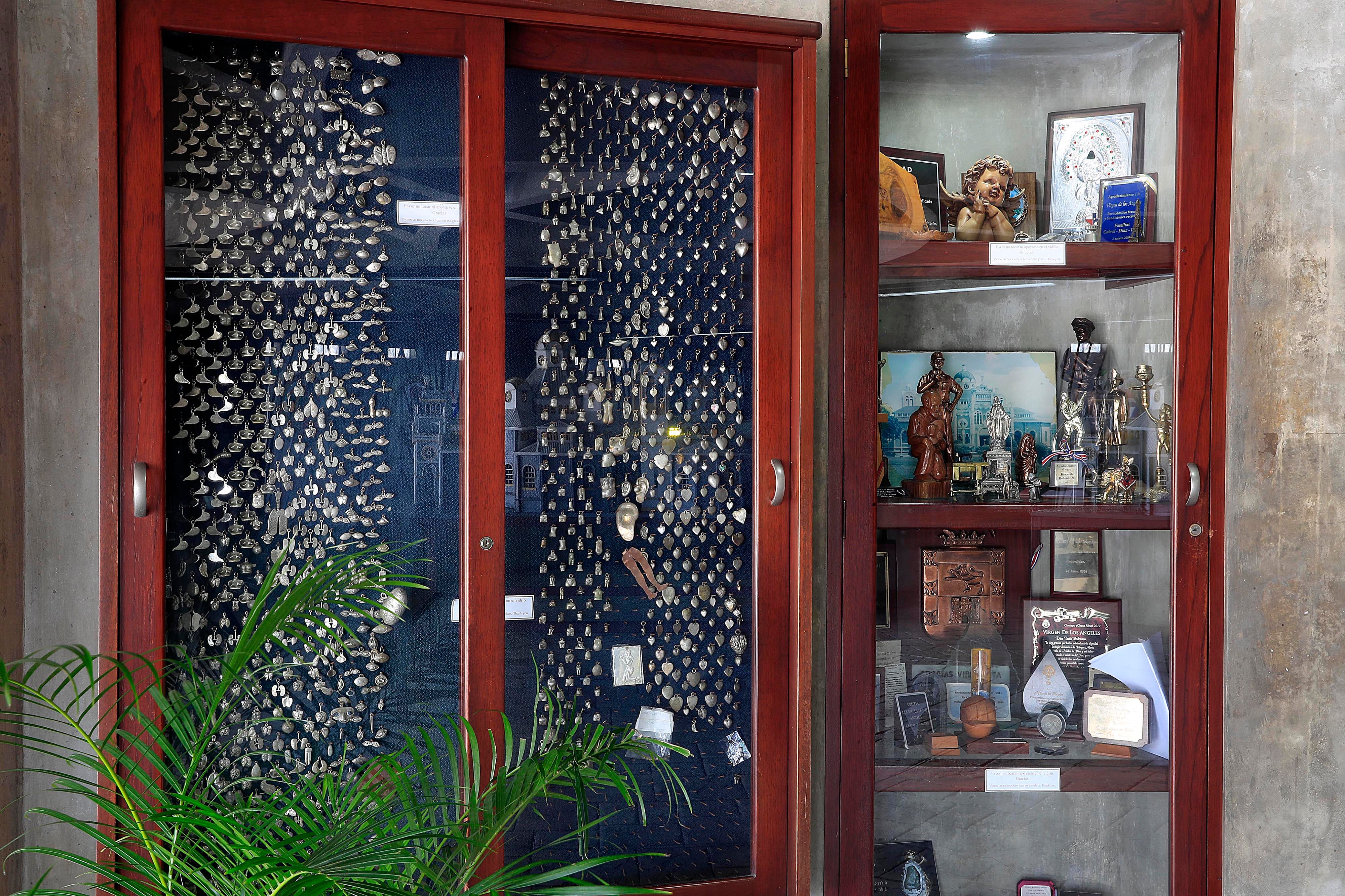 14/07/2024 Cartago. Los exvotos son manifestaciones de fe que llenan las urnas del santuario de la Virgen de los Ángeles, en Cartago. Hay de diversos tamaños, formas y colores, pero todos tienen como objetivo agradecer o pedir a la Patrona de Costa Rica que interceda ante determinadas situaciones. Foto: Rafael Pacheco Granados